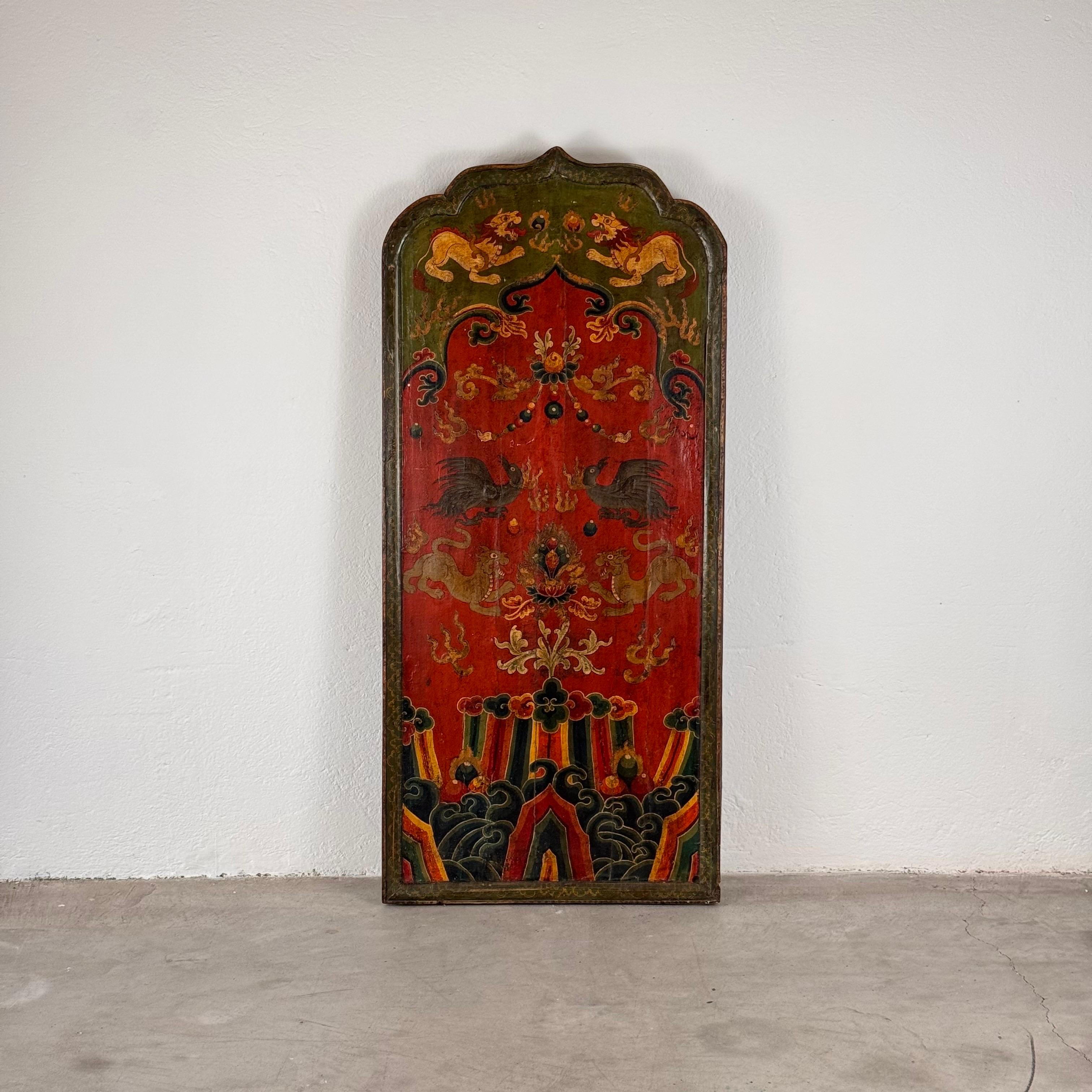 Eine außergewöhnliche tibetische Klostertürplatte aus dem 19. Jahrhundert, datiert auf ca. 1890, die ursprünglich als Kammertür für Mönche verwendet wurde. Dieses einzigartige Stück ist ein lebendiger Ausdruck der Kunst des Himalaya, der tief in der