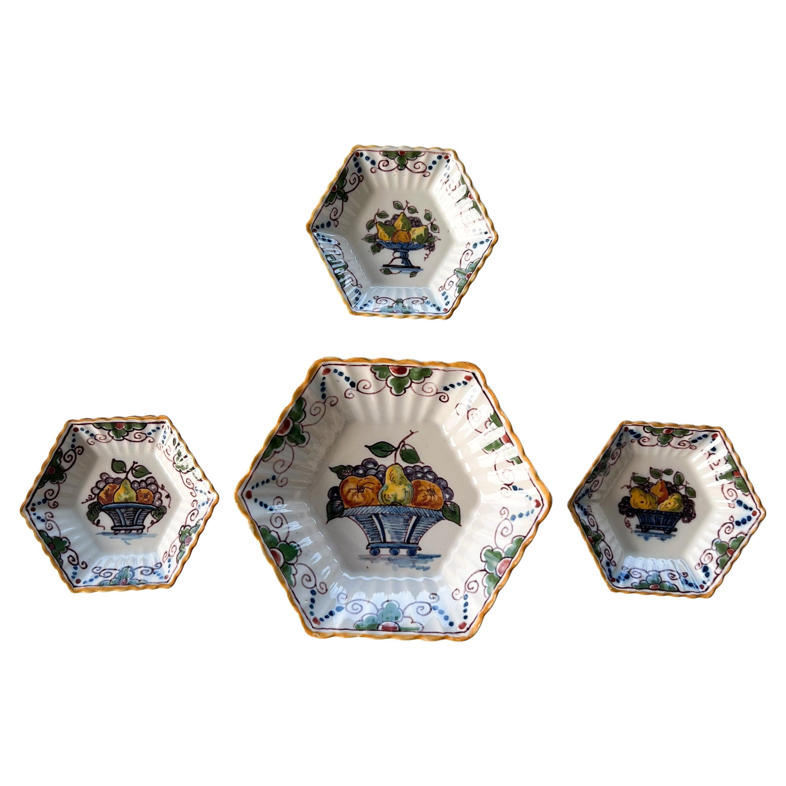 Hand painted Tichelaar Makkum Dutch plates, Set of 4. Various sizes For Sale