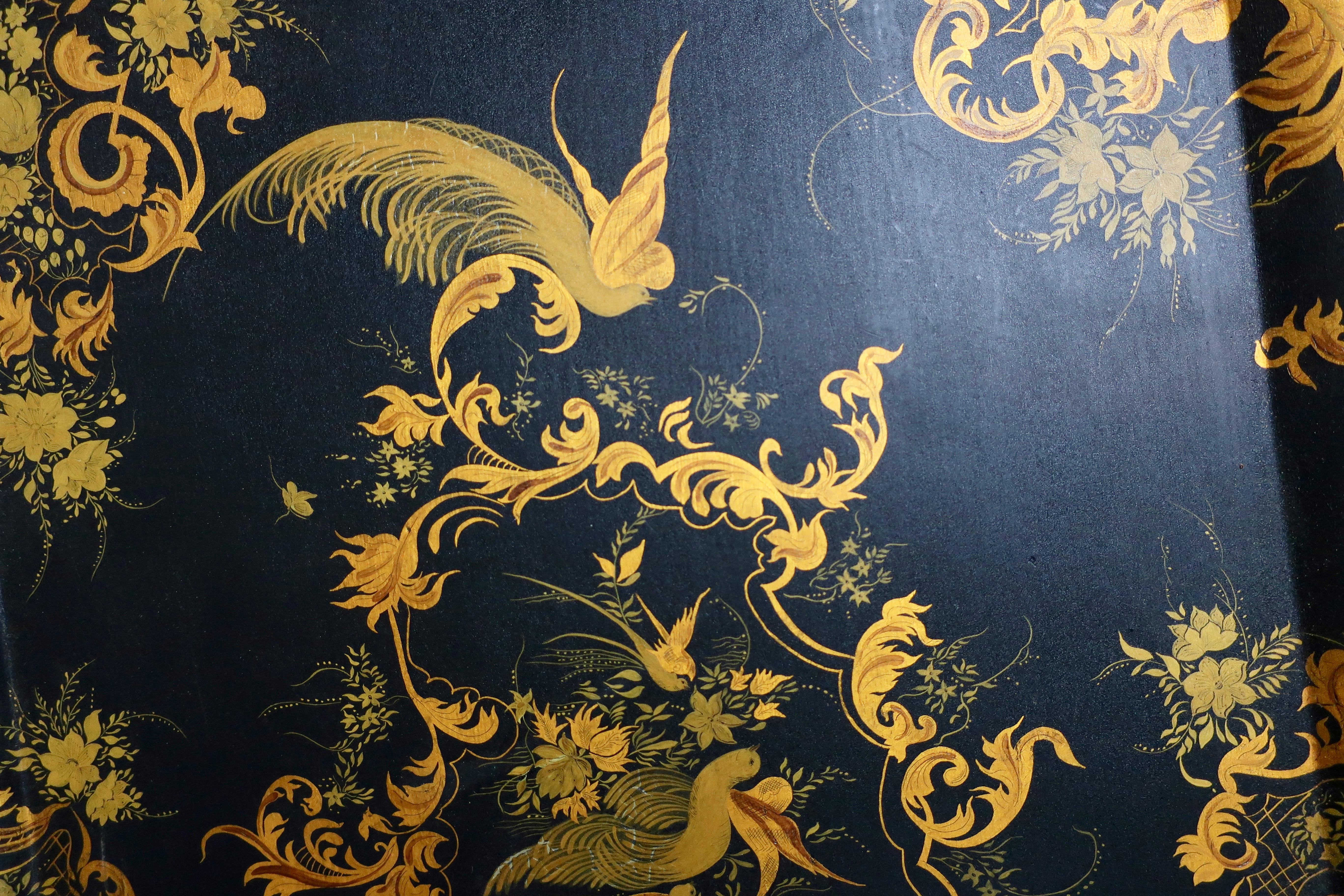 Tole-Tablett-Couchtisch in Gold und Schwarz mit Vogeldekor (20. Jahrhundert) im Angebot