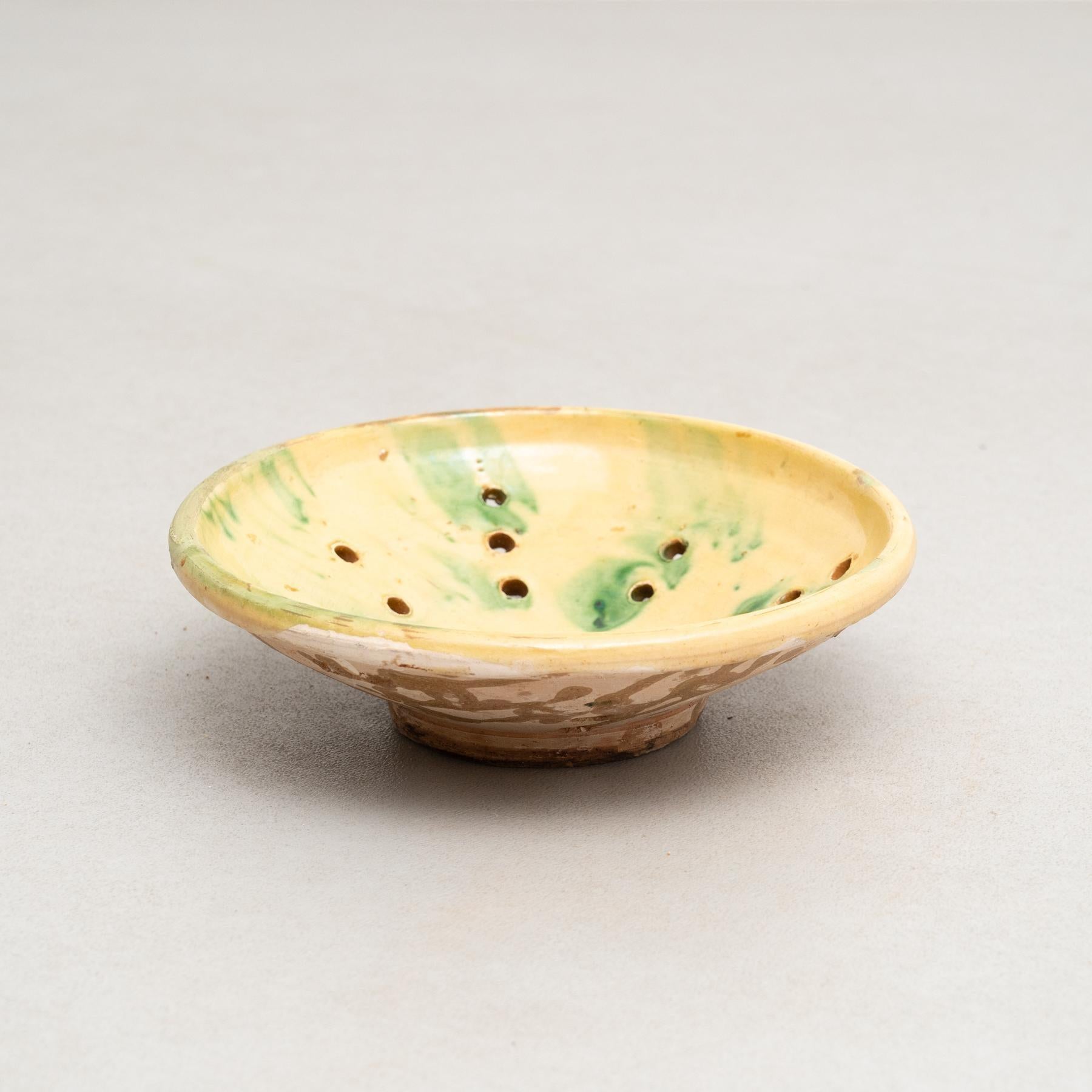 Plato de cerámica rústica tradicional española pintado a mano,     Fabricado por un fabricante desconocido en España, hacia 1940    En su estado original, con pequeños desgastes propios de la edad y el uso, conserva una hermosa pátina.   