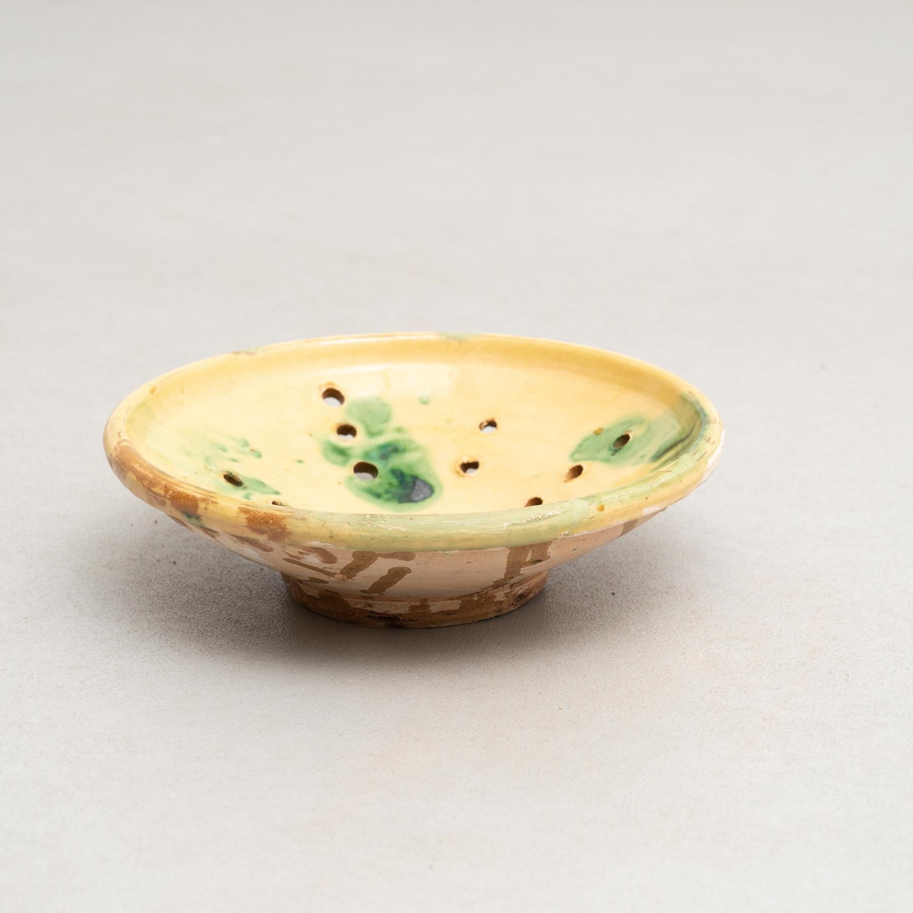 Plato de Cerámica Rústica Española Tradicional Pintado a Mano, circa 1940 en Bueno estado para la venta en Barcelona, ES