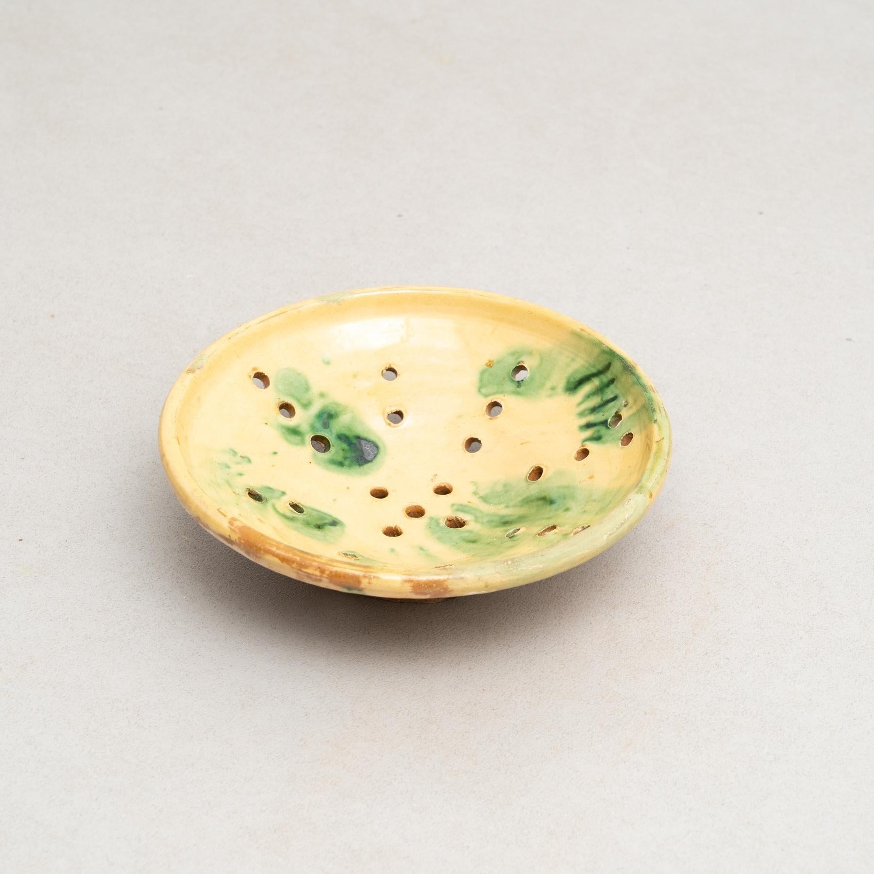 Plato de Cerámica Rústica Española Tradicional Pintado a Mano, circa 1940 Cerámico en venta