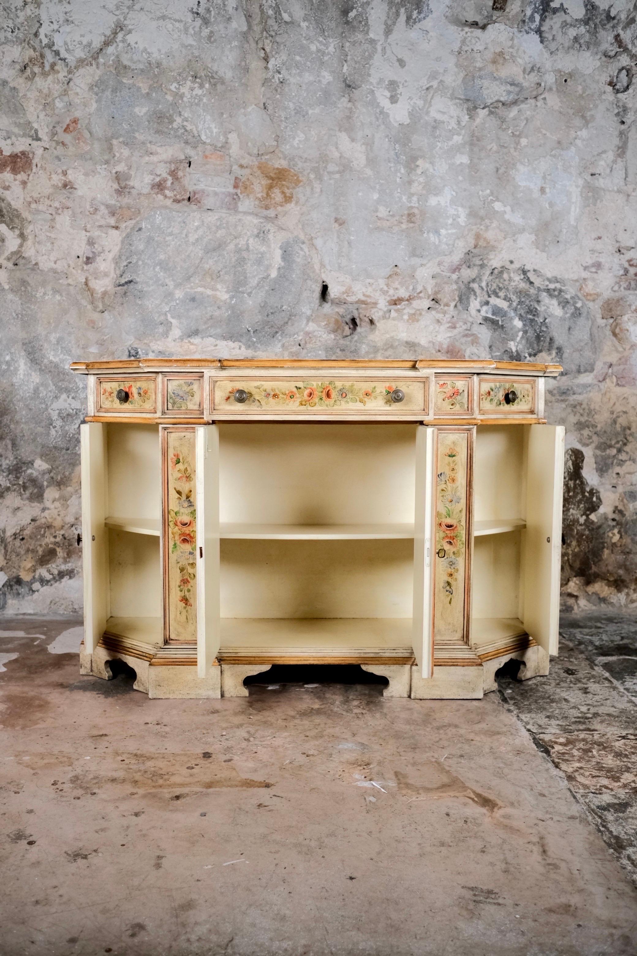 A refined mid-20th century Venetian-style sideboard or console, finely crafted in carved wood, lacquered and hand-painted with a rare and charming 