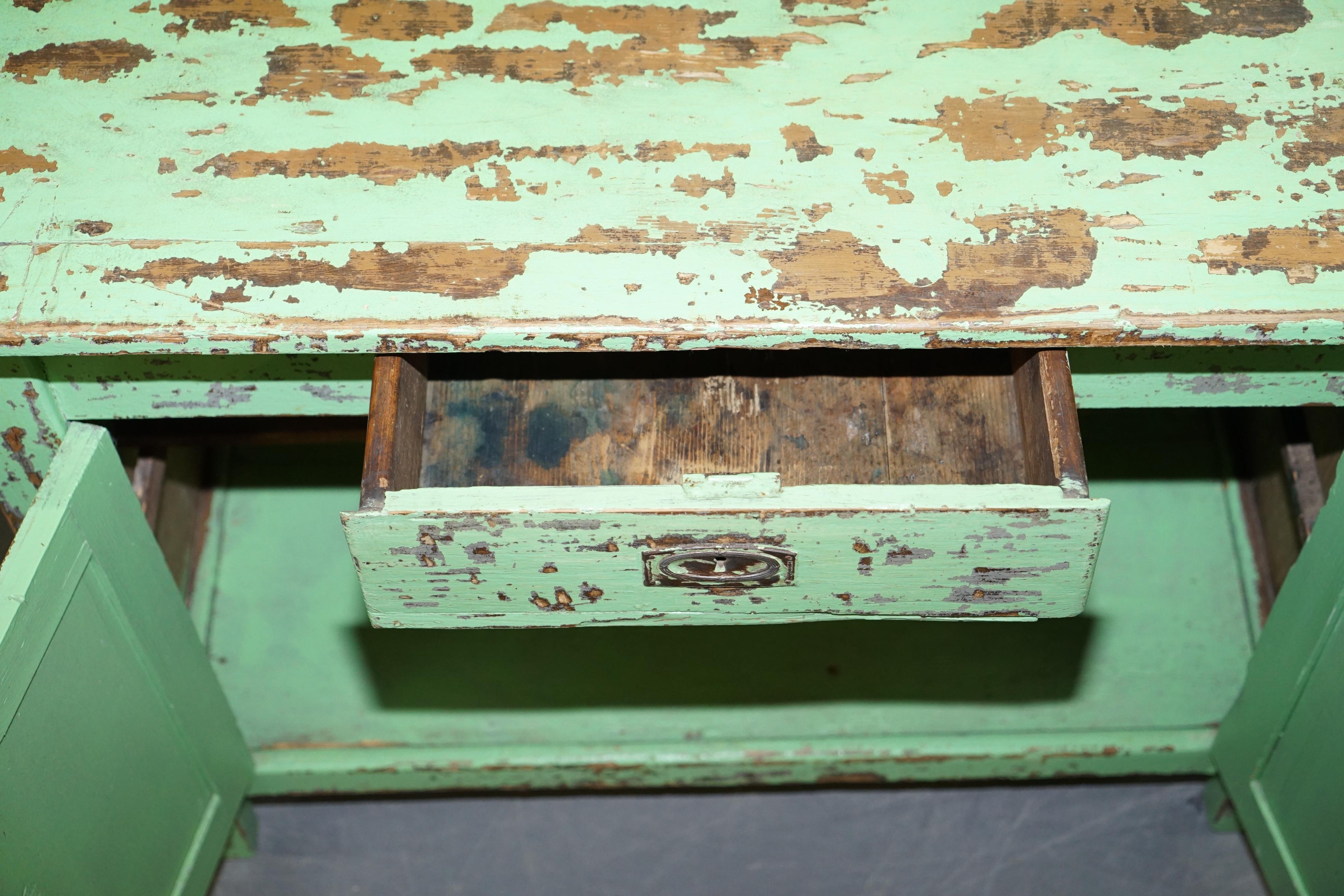 Handbemaltes viktorianisches Distressed Green Dresser Bücherregal oder Küchenschrank im Angebot 13