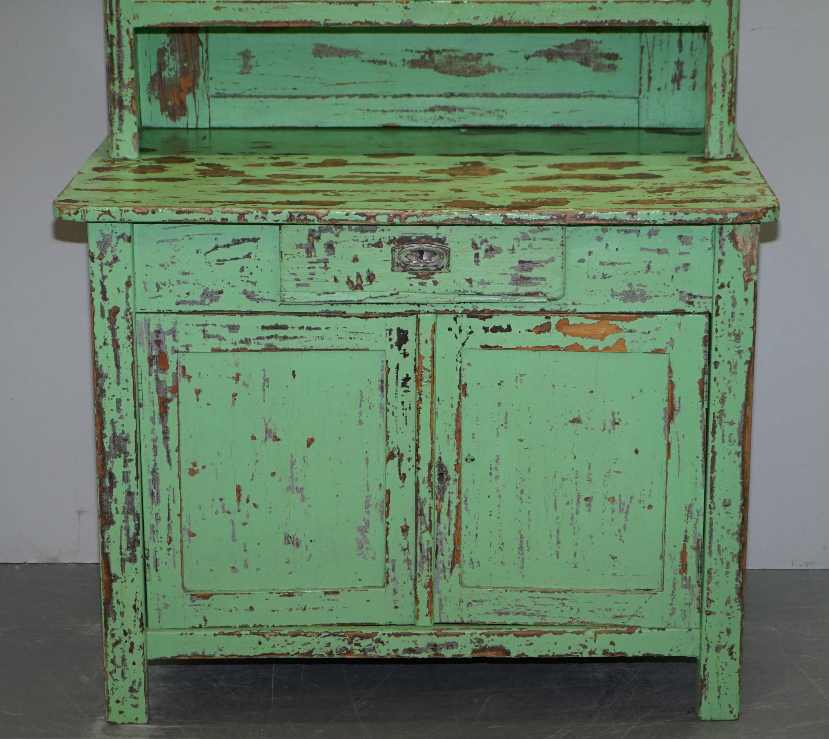 Handbemaltes viktorianisches Distressed Green Dresser Bücherregal oder Küchenschrank (Viktorianisch) im Angebot