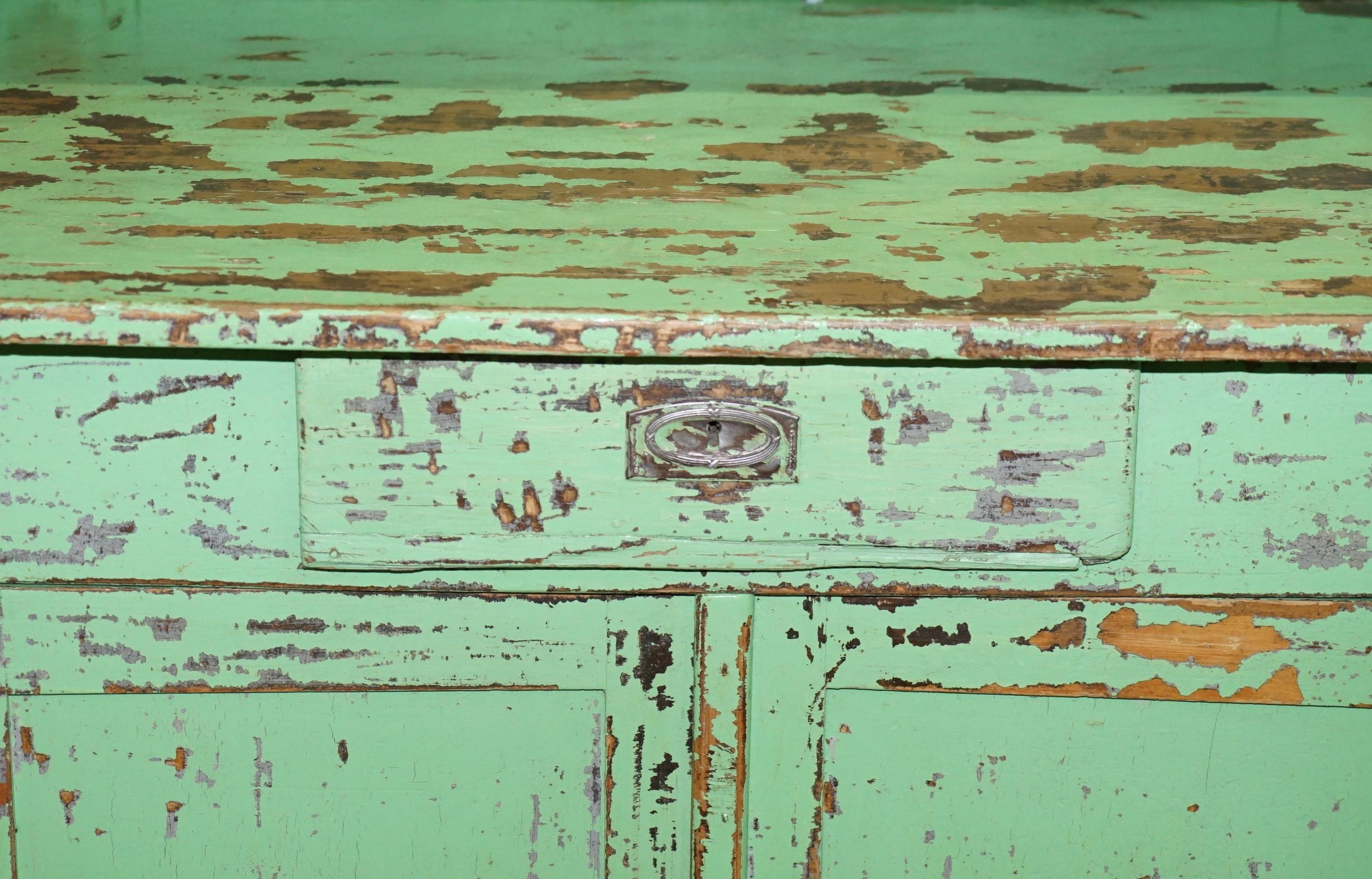 Handbemaltes viktorianisches Distressed Green Dresser Bücherregal oder Küchenschrank (Englisch) im Angebot