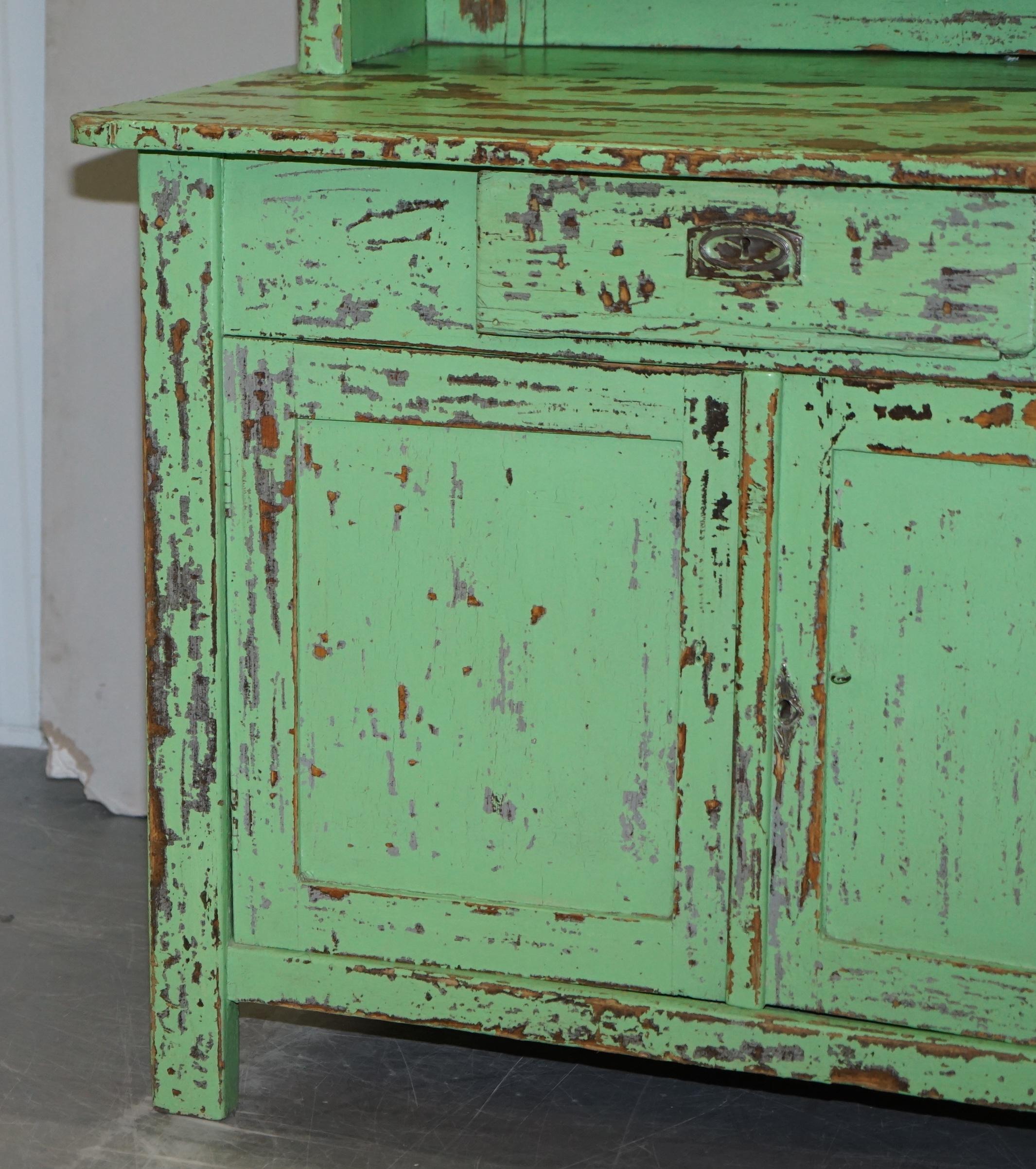 Handbemaltes viktorianisches Distressed Green Dresser Bücherregal oder Küchenschrank (19. Jahrhundert) im Angebot