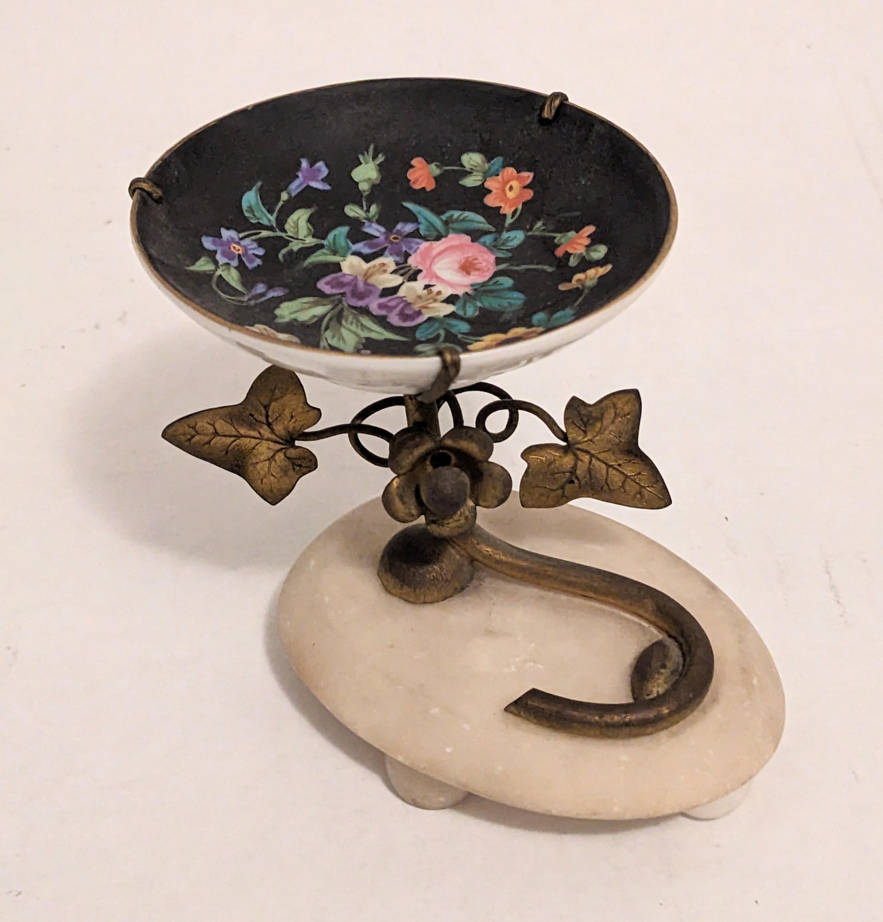 Incantevole piatto a spillo vittoriano dipinto a mano della fine del XIX secolo. Il piatto dipinto a mano è montato su uno stelo floreale in bronzo incastonato in una base di marmo albastro. Francia 1880. 