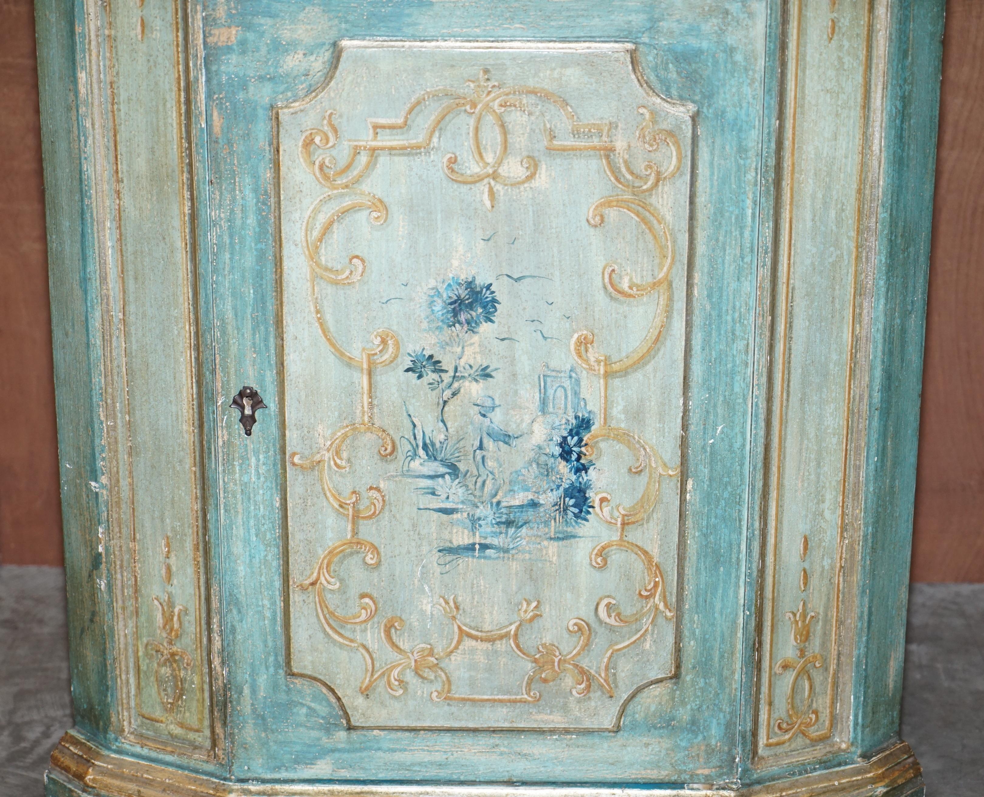 Handbemalte Vintage-Eckkanne im französischen Stil mit marmorierter Platte (20. Jahrhundert) im Angebot
