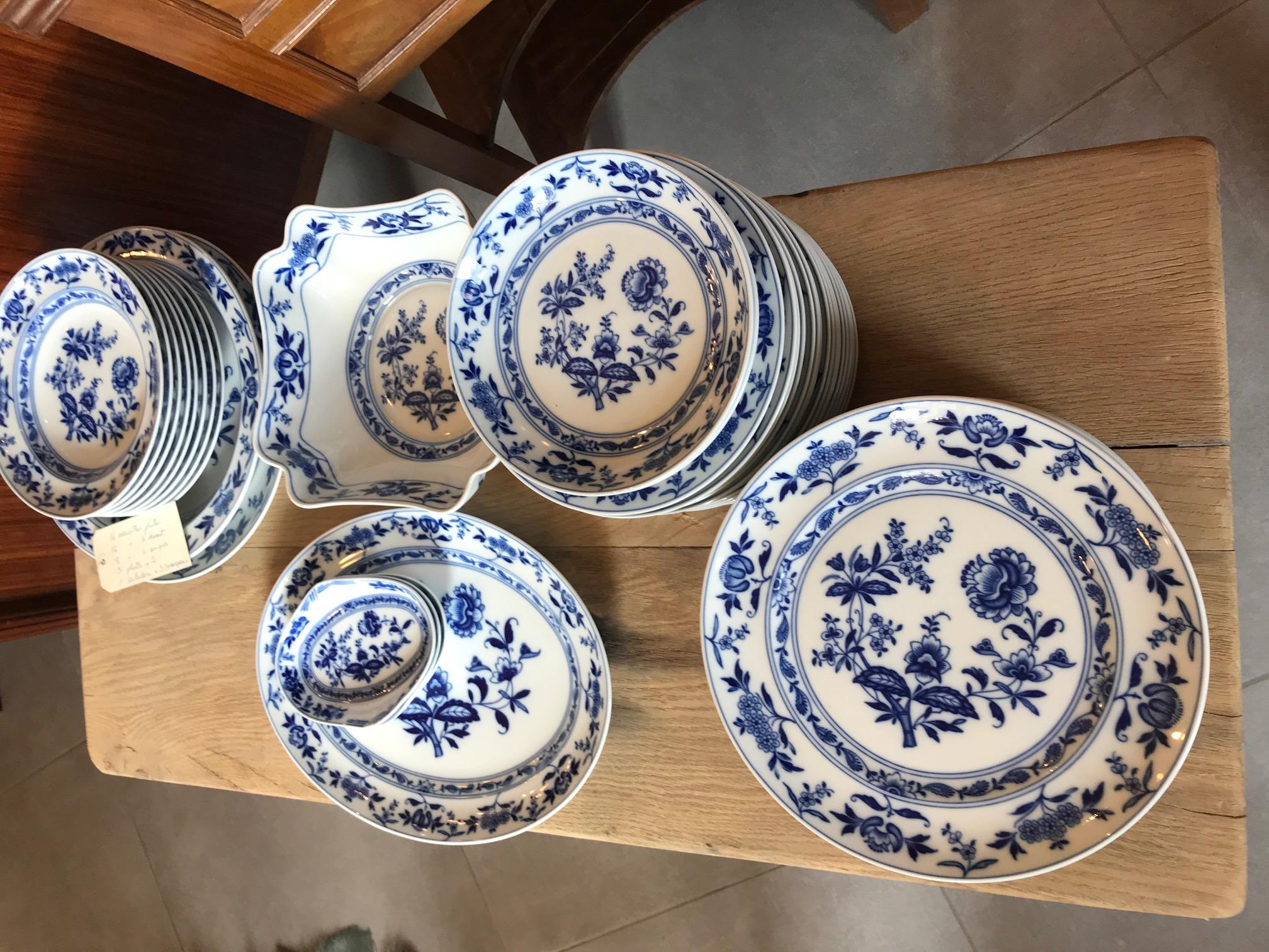 49 pieces service in very slightly bluish white porcelain and blue patterns, hand painted.
Elegant porcelain model. The blue patterns take up a great classic of the East India Company of the 18th century. This porcelain was at the time a true