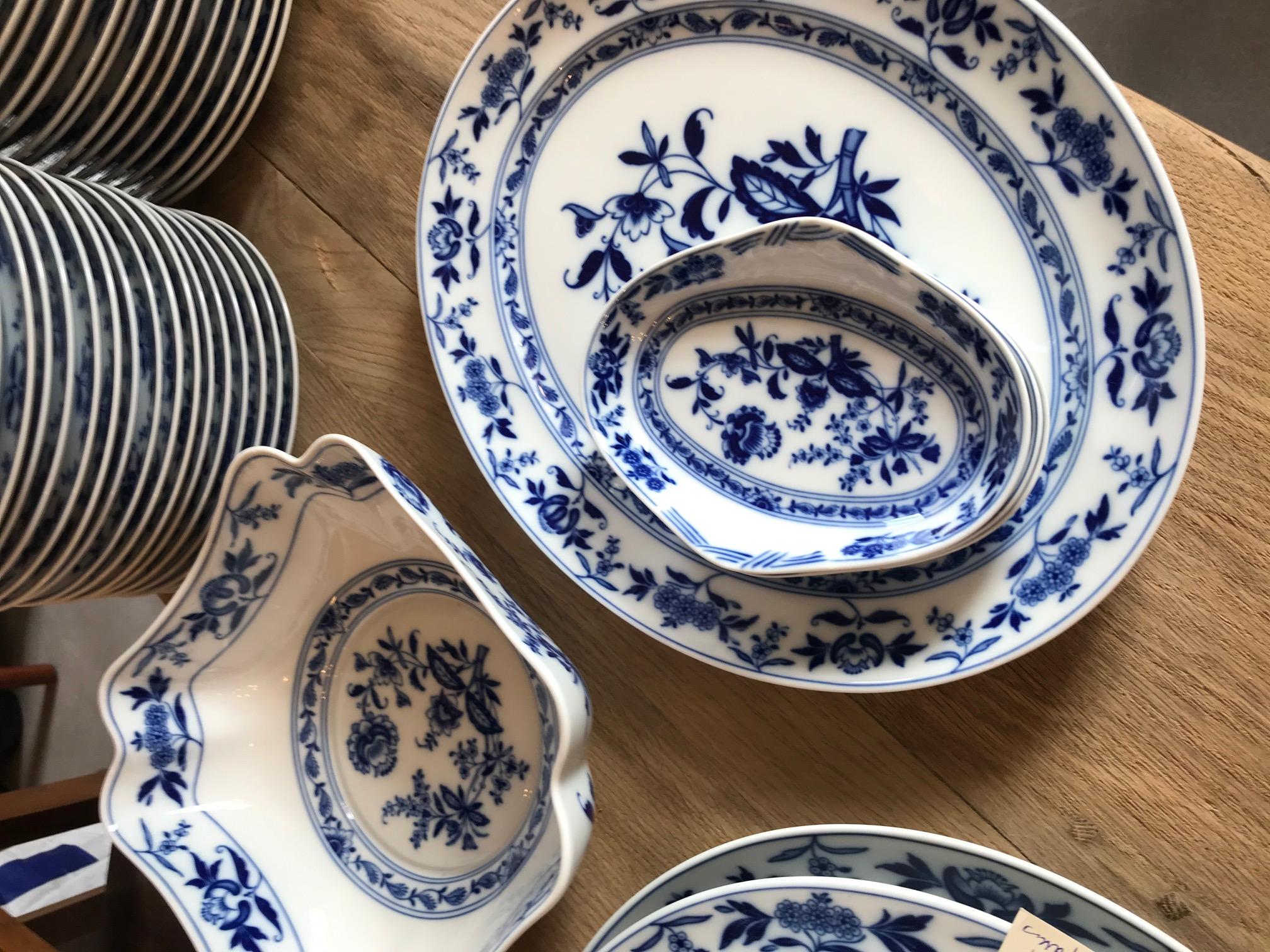 Hand Painted Vista Alegre Porcelain Tableware In Good Condition In LEGNY, FR