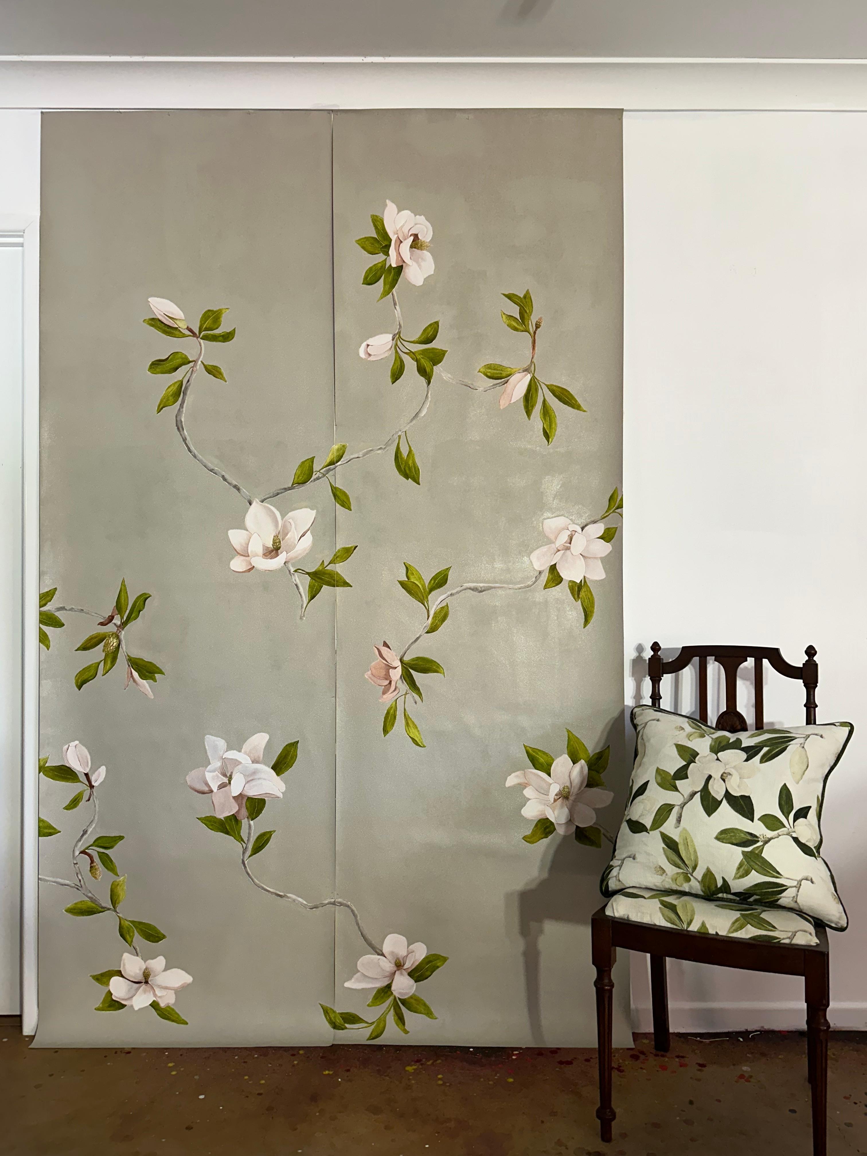 Pannelli di carta da parati beige Magnolia dipinti a mano in stile botanico tradizionale piuttosto che in una cineseria stilizzata. I pannelli di carta da parati dipinti a mano Black Magnolia mostrano due gocce di 8 del disegno botanico