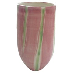 Handbemalte Vase aus gedrehtem und bearbeitetem Porzellan von Bender – 20. Jahrhundert