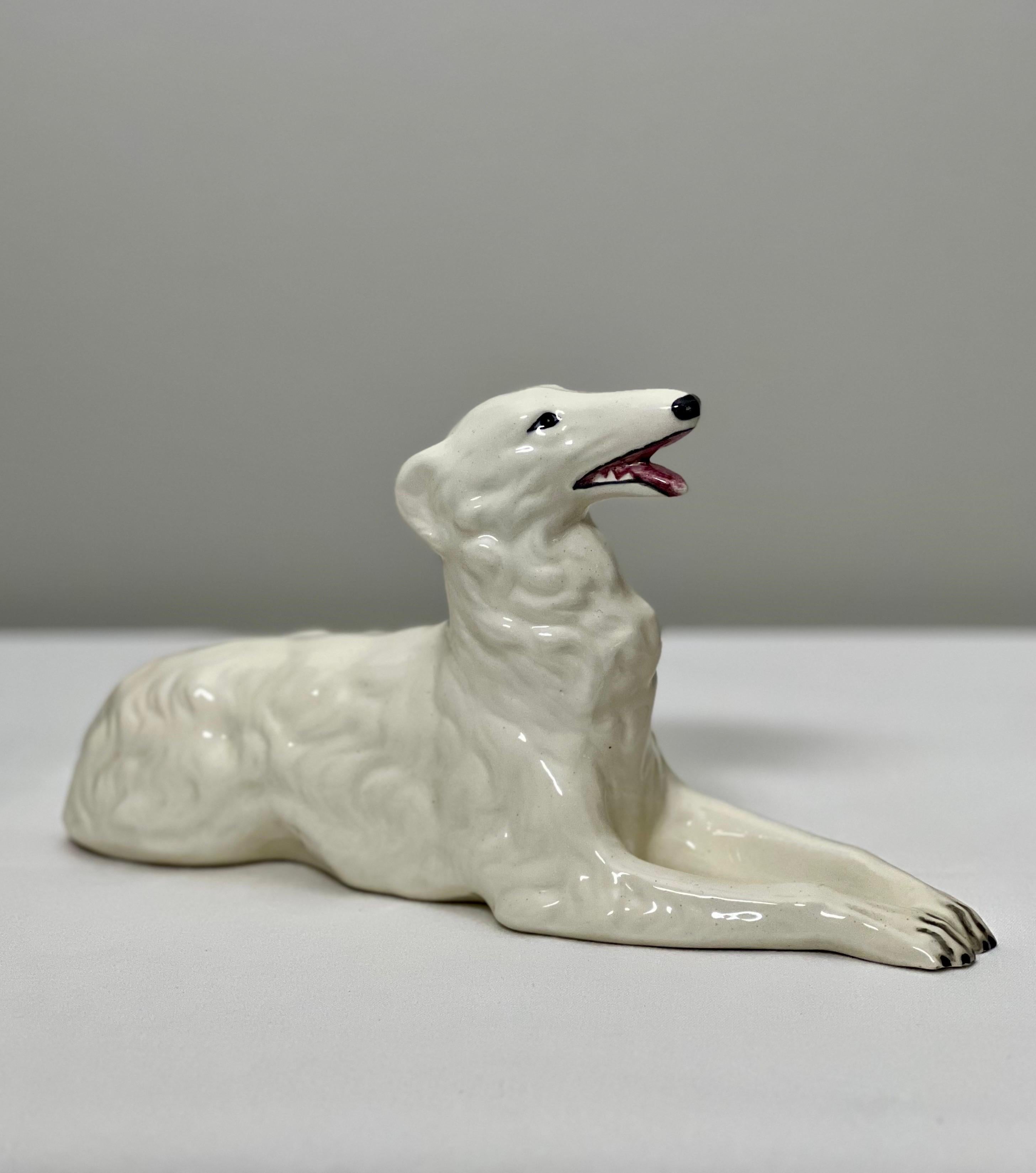 Figura de cerámica blanca pintada a mano de perro lobero ruso Borzoi, 1960 Pintado a mano