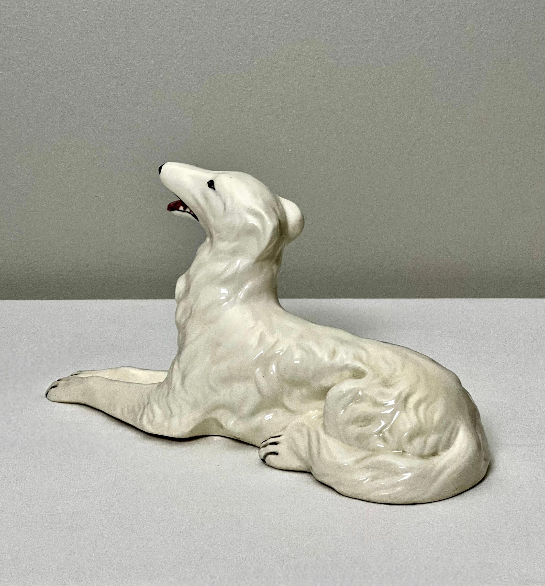Figura de cerámica blanca pintada a mano de perro lobero ruso Borzoi, 1960 Cerámico