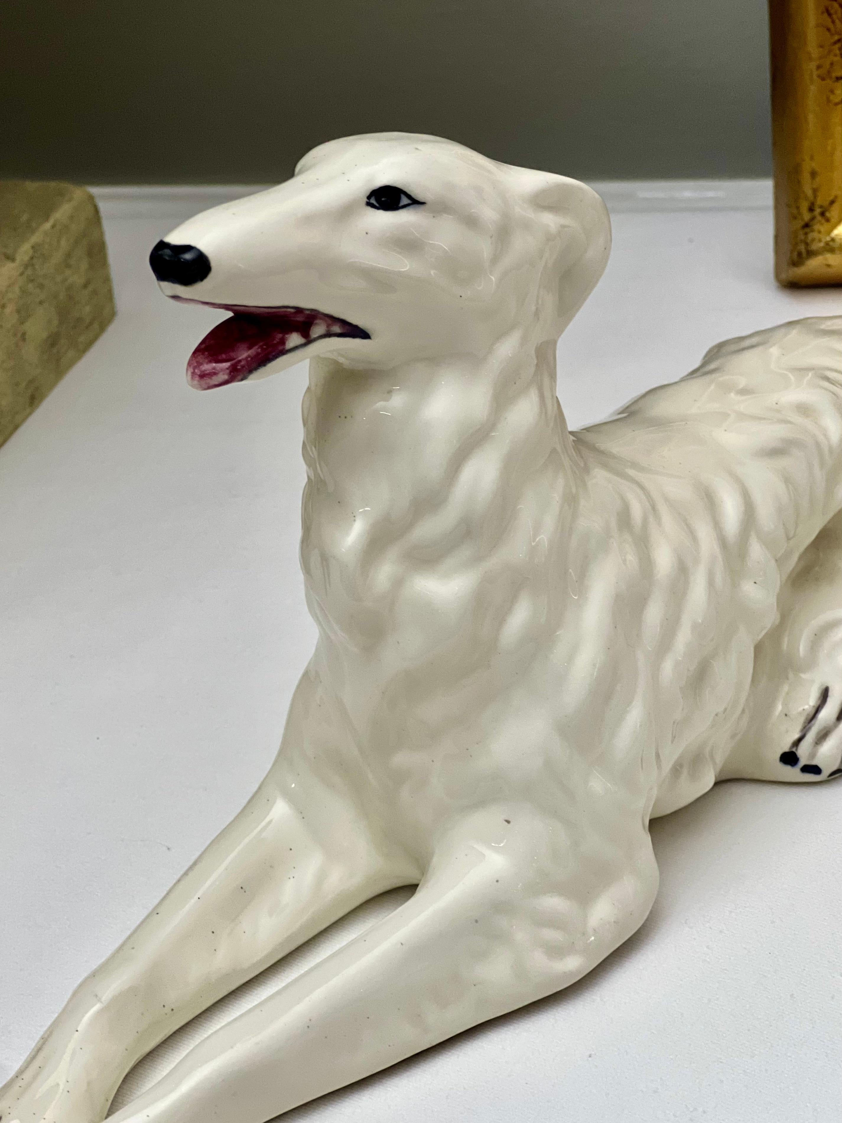 Figura de cerámica blanca pintada a mano de perro lobero ruso Borzoi, 1960 1