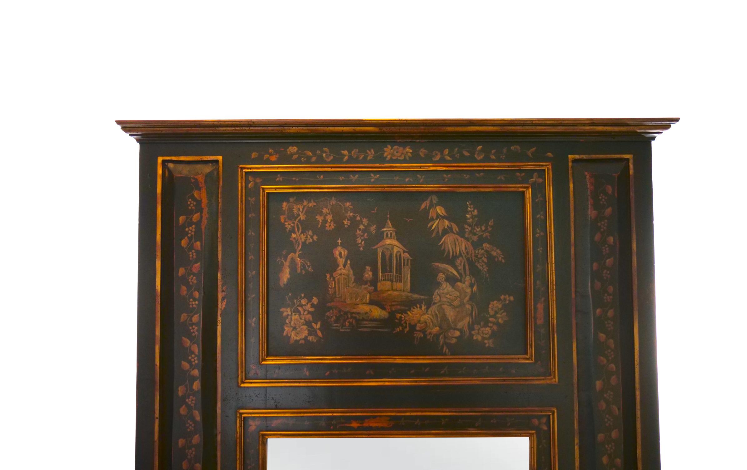 Miroir mural décoratif biseauté de style provincial Louis XVI, Trumeau peint à la main avec des panneaux de Chinoiserie. Le miroir présente une très belle facture de style néoclassique avec des panneaux supérieurs de style chinoiserie. Il est en