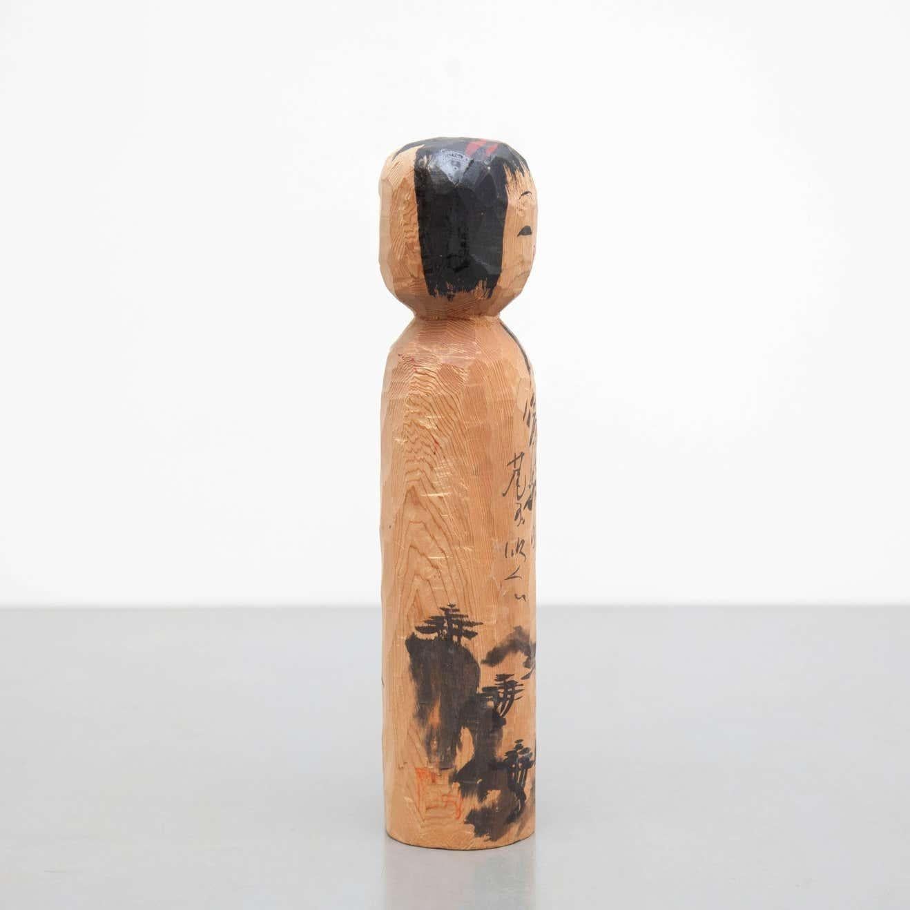 Bambola giapponese chiamata Kokeshi dell'inizio del XX secolo.  Provenienza dal Giappone settentrionale.  Le forme e i modelli delle bambole sono particolari per una certa area e sono classificate in undici tipi.    Realizzato a mano da artigiani