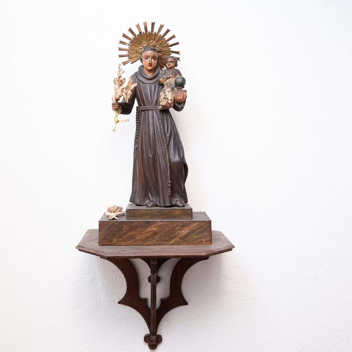 Mid-Century moderno Figura tradizionale di un santo dipinta a mano in Wood, 1950 circa in vendita
