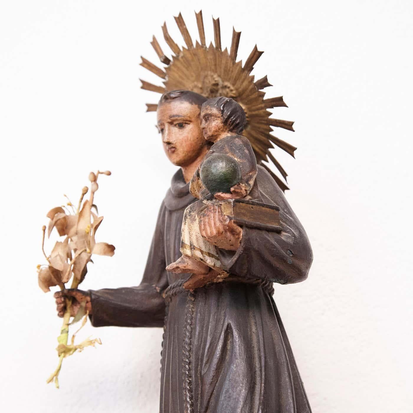 Metà XX secolo Figura tradizionale di un santo dipinta a mano in Wood, 1950 circa in vendita