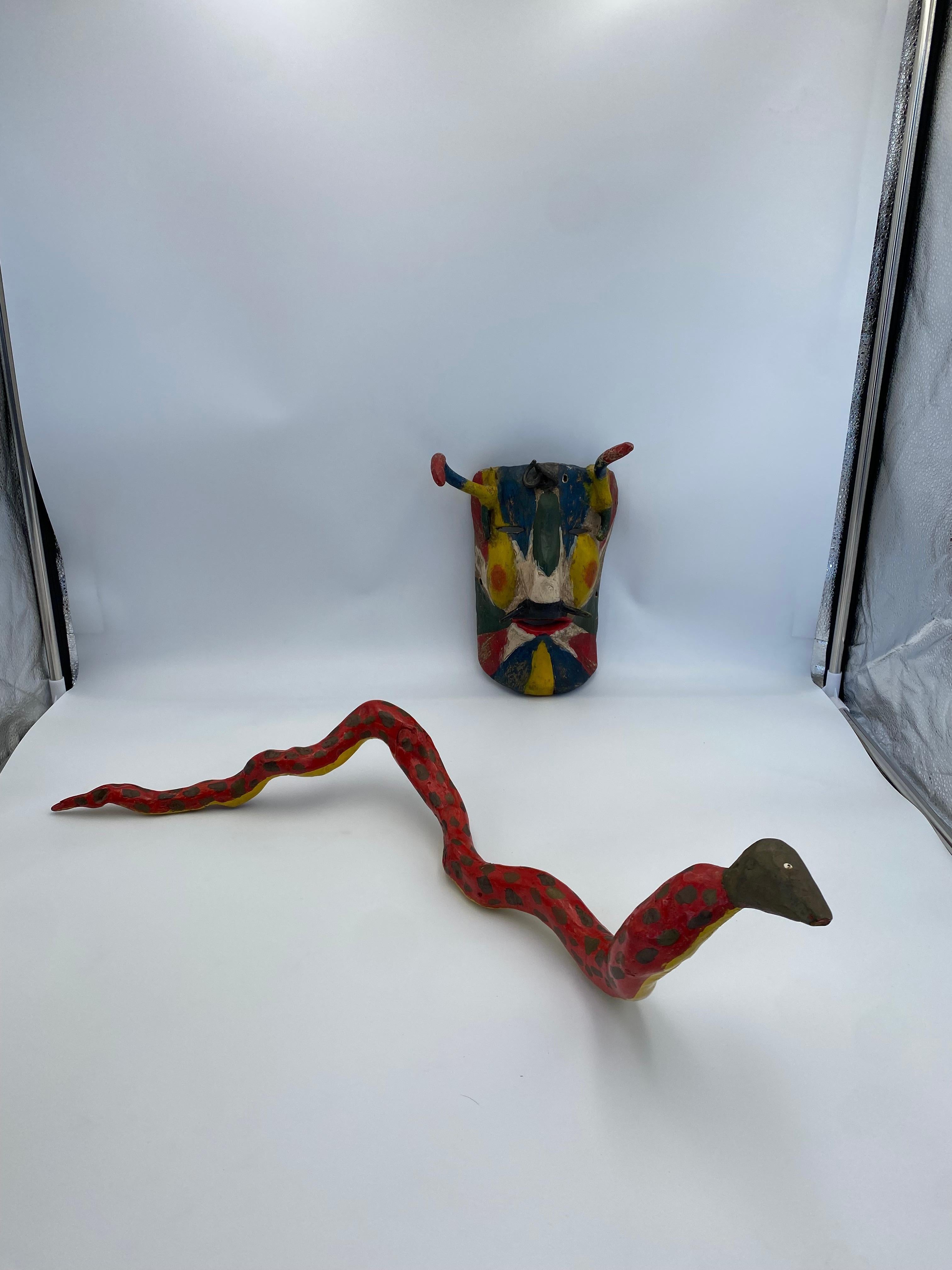 Masque africain en bois peint à la main et serpent  en vente 4