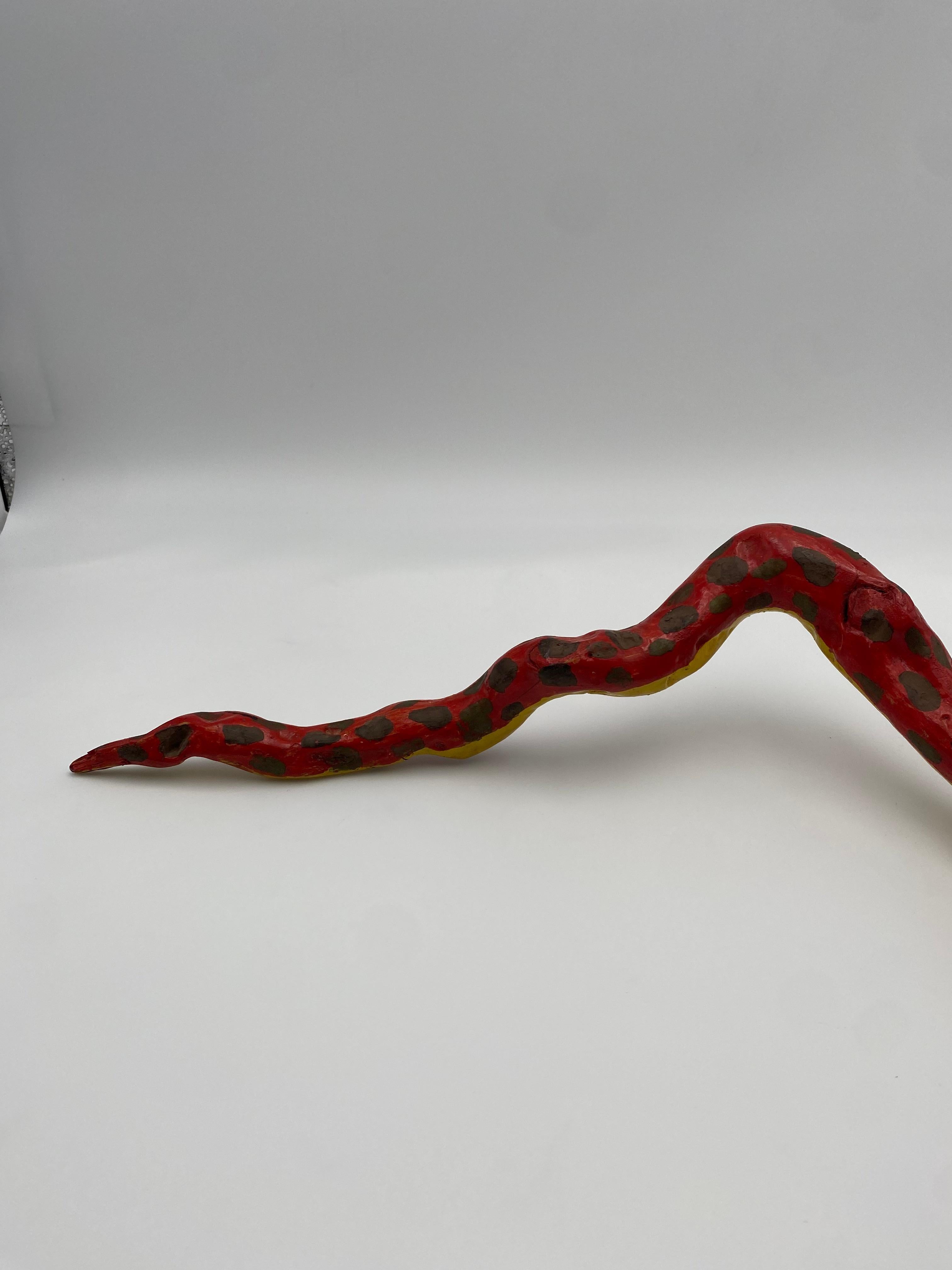 Masque africain en bois peint à la main et serpent  en vente 5