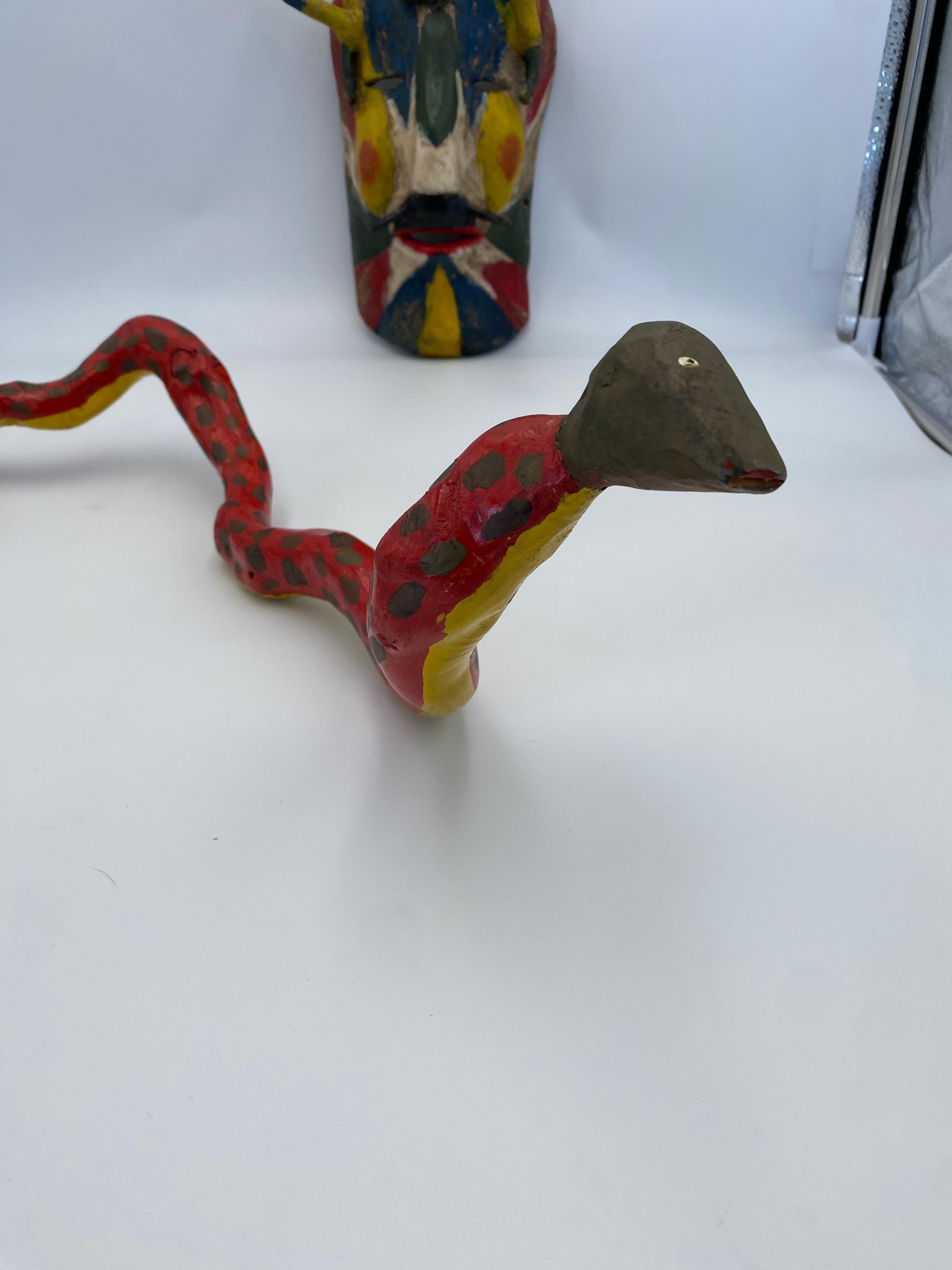 Masque africain en bois peint à la main et serpent  en vente 6