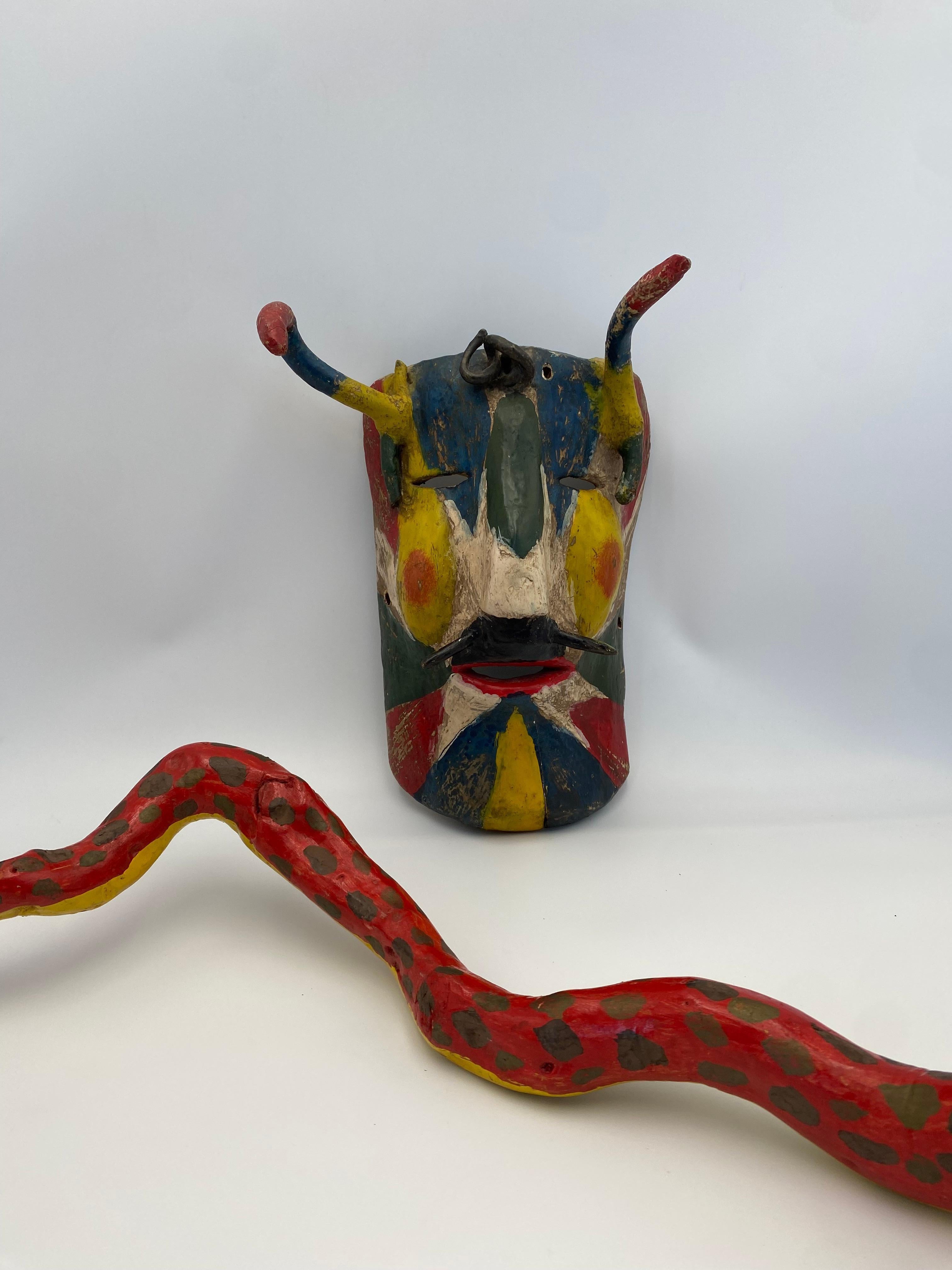 Masque africain en bois peint à la main et serpent  en vente 7