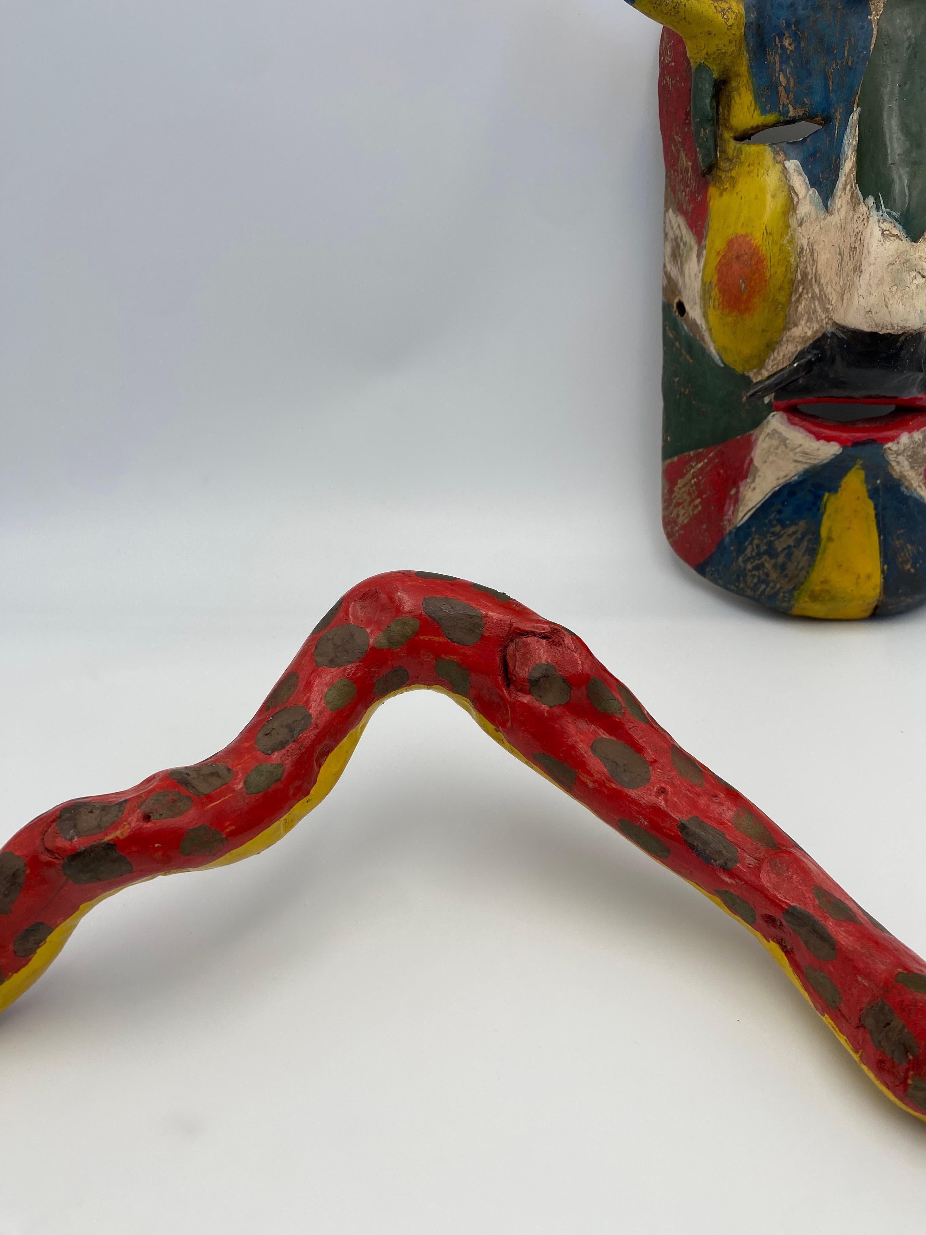Masque africain en bois peint à la main et serpent  en vente 8