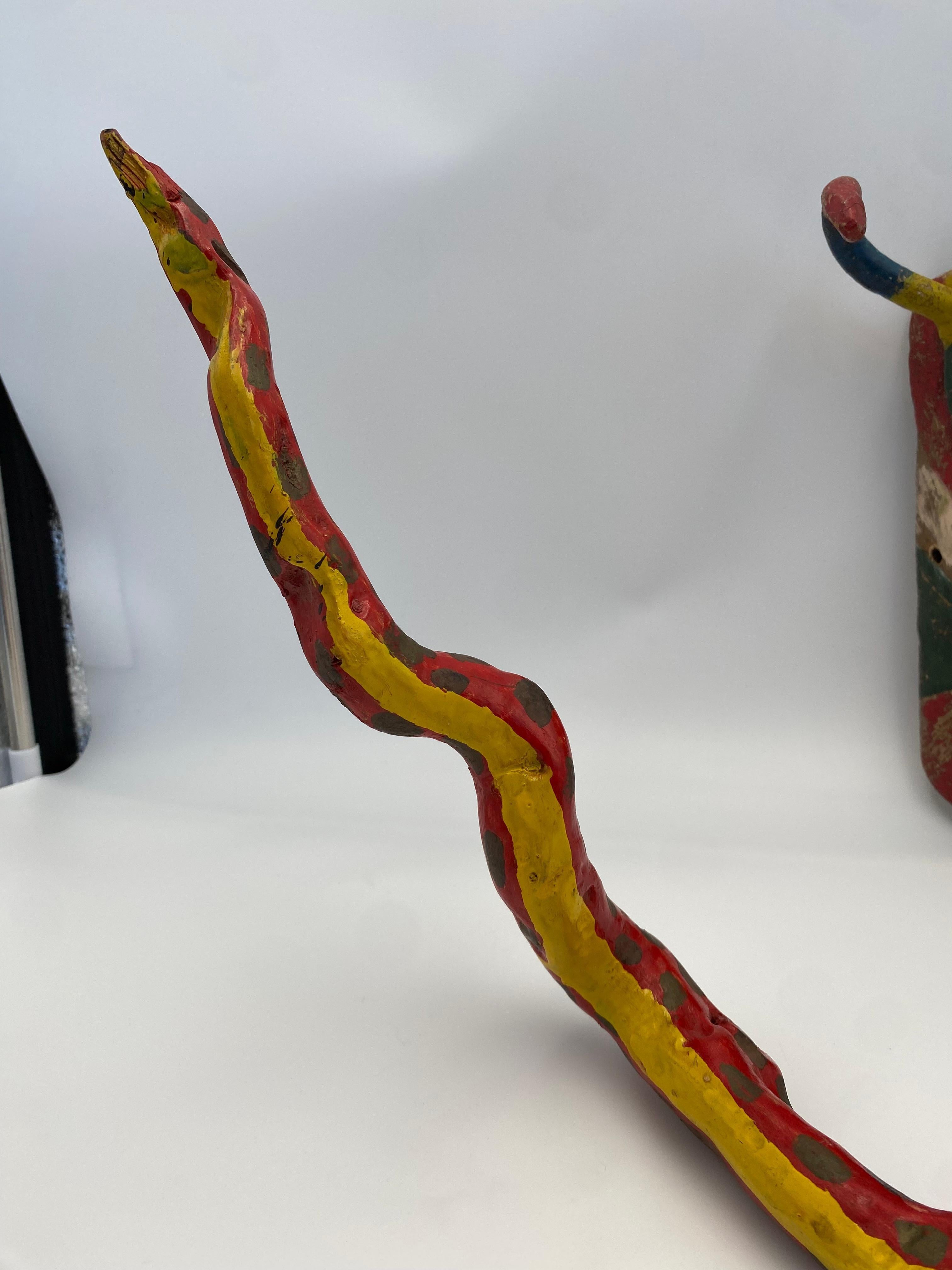 Masque africain en bois peint à la main et serpent  en vente 9