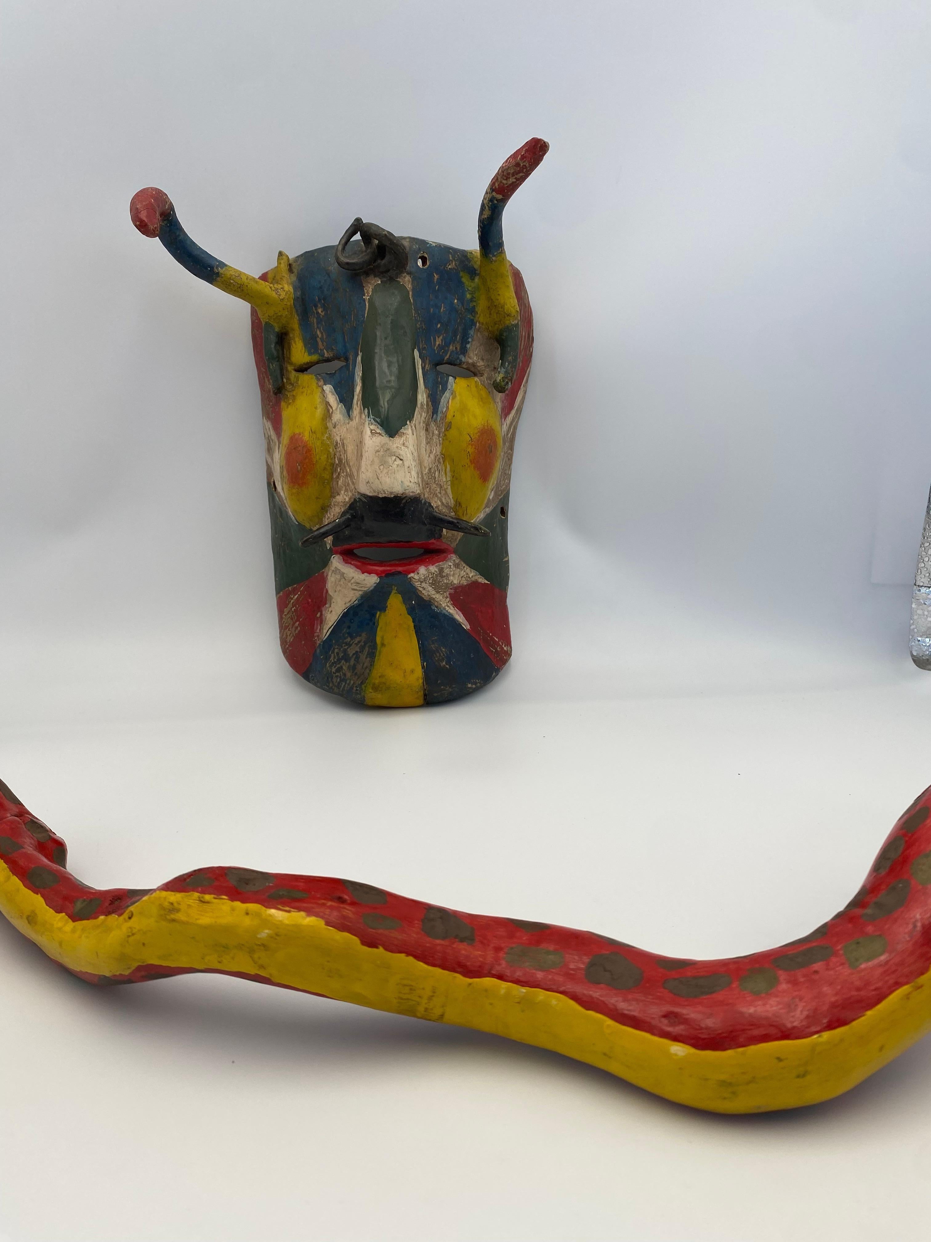 Afrikanische handbemalte Holzmaske und Schlange  im Angebot 13