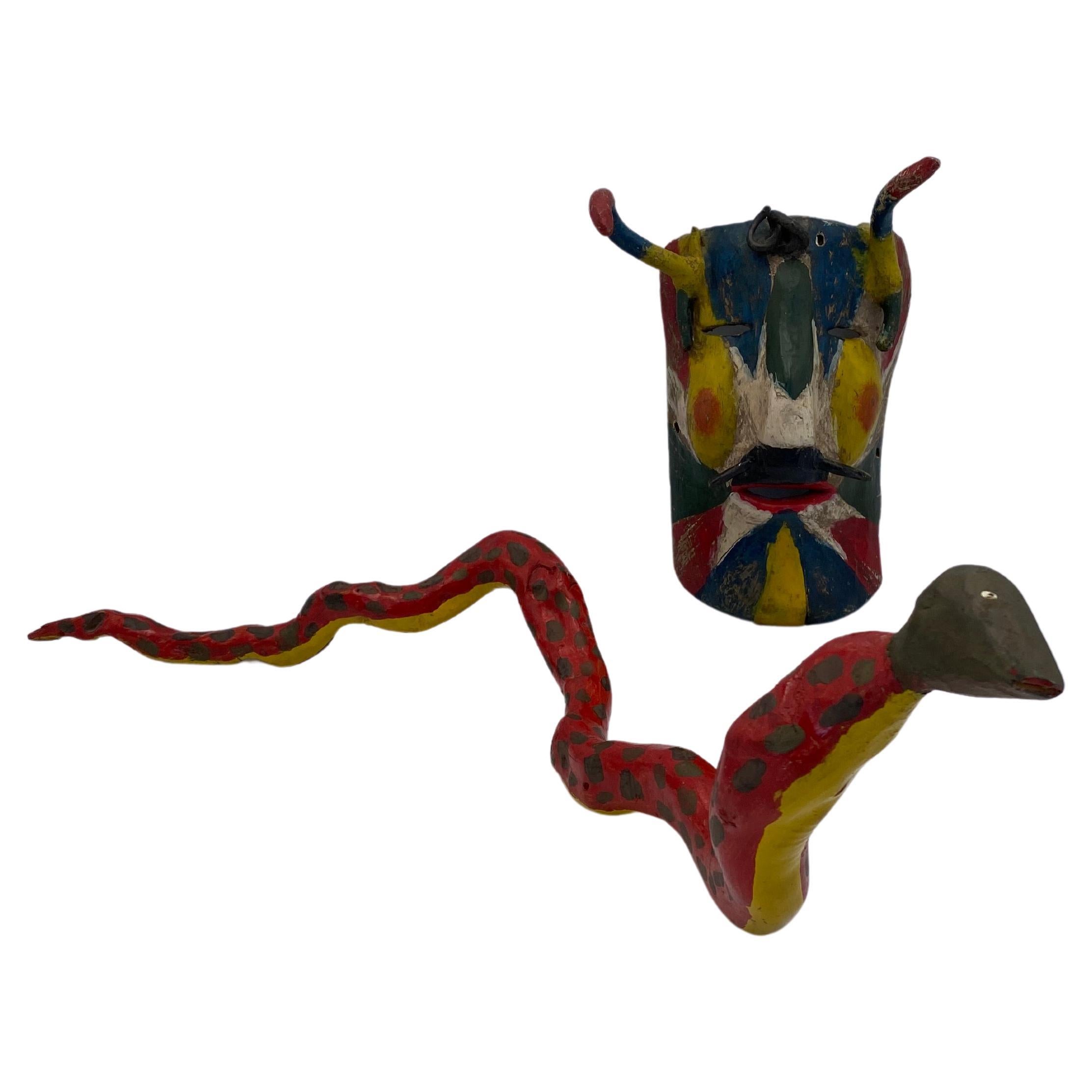 Masque africain en bois peint à la main et serpent  en vente