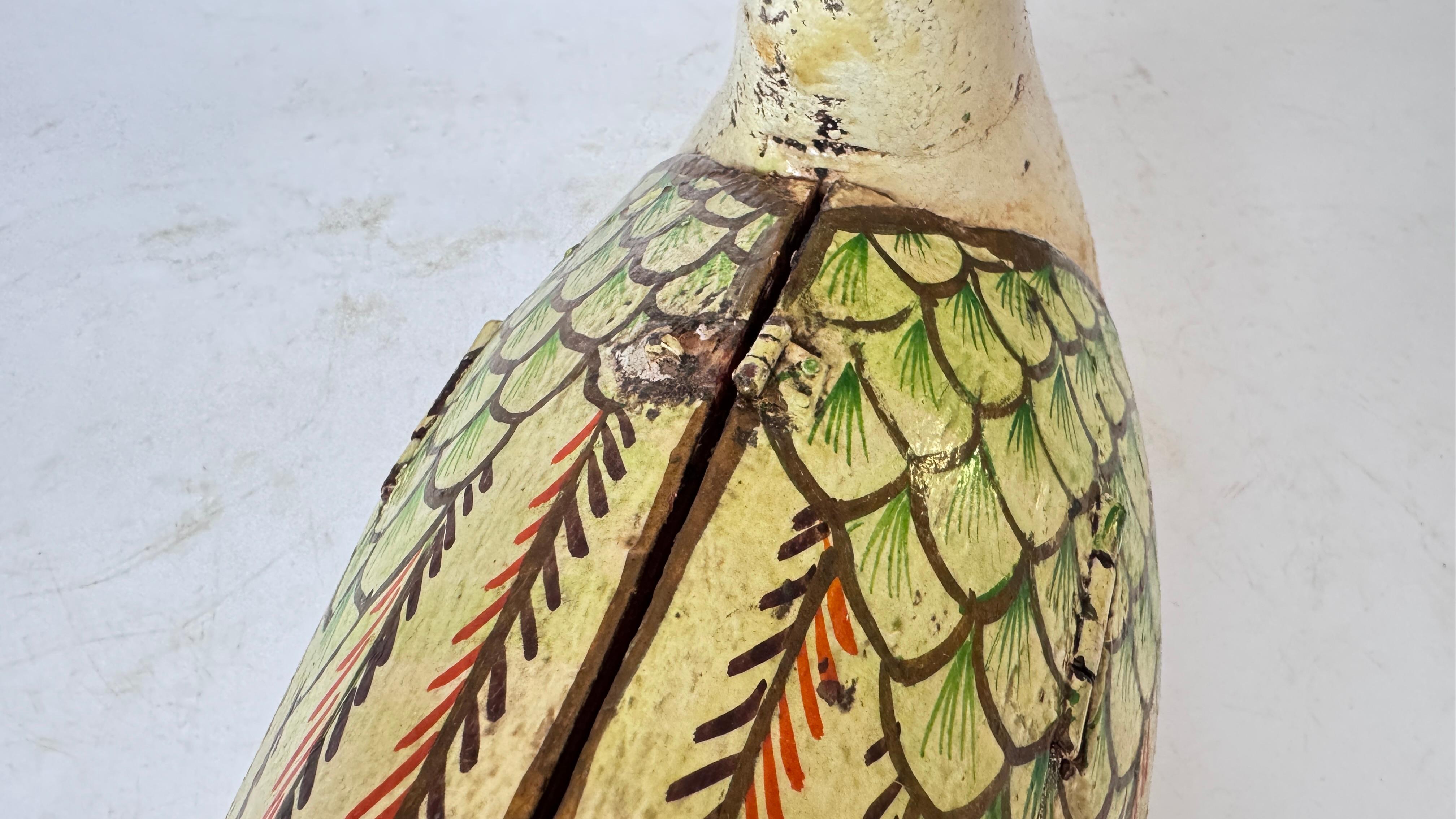 Handbemalte Holzkiste - Stilisierte Vogelform - Volkskunst aus Rajasthan, Indien - im Angebot 4