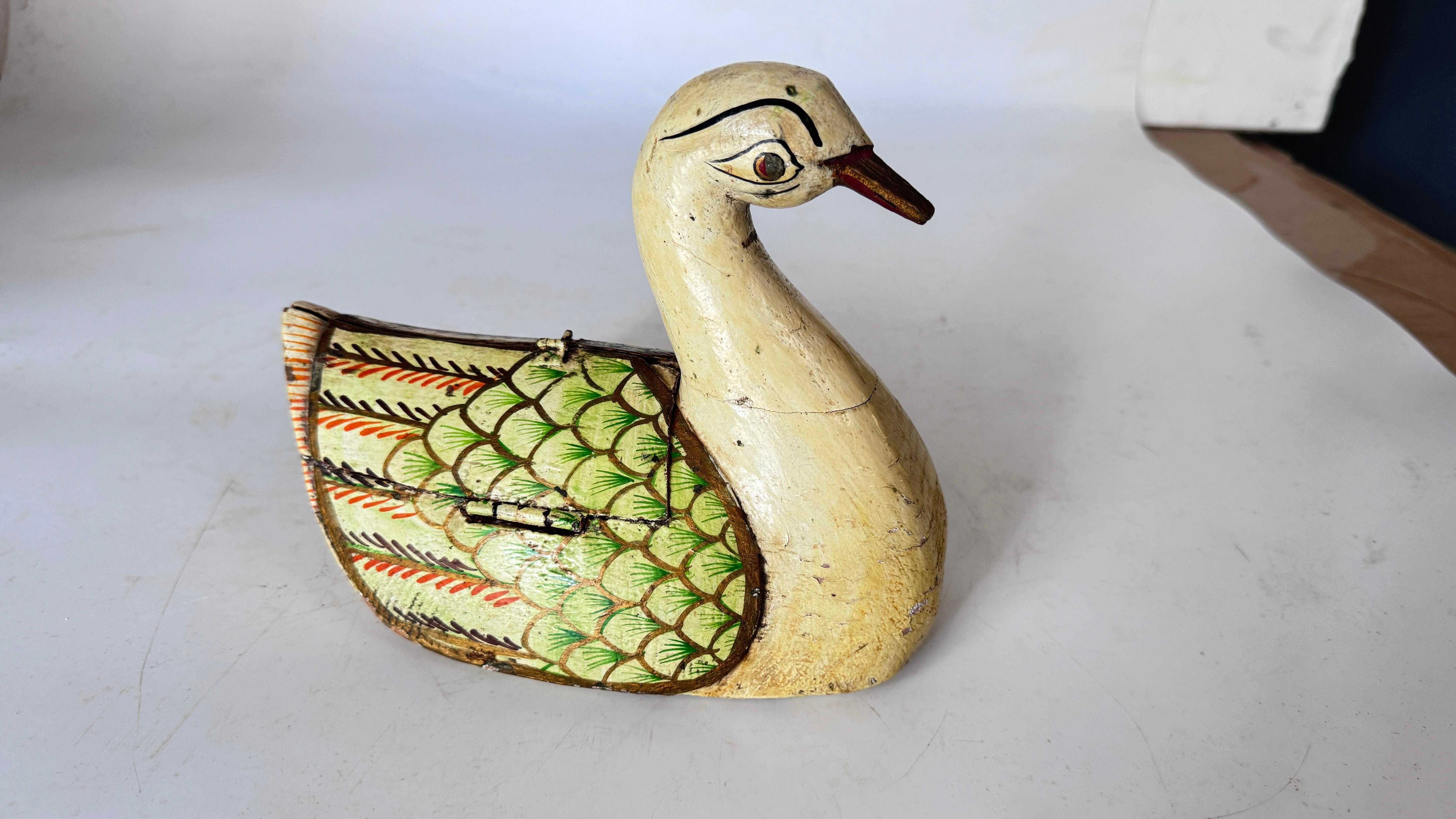 Handbemalte Holzkiste - Stilisierte Vogelform - Volkskunst aus Rajasthan, Indien - im Angebot 8