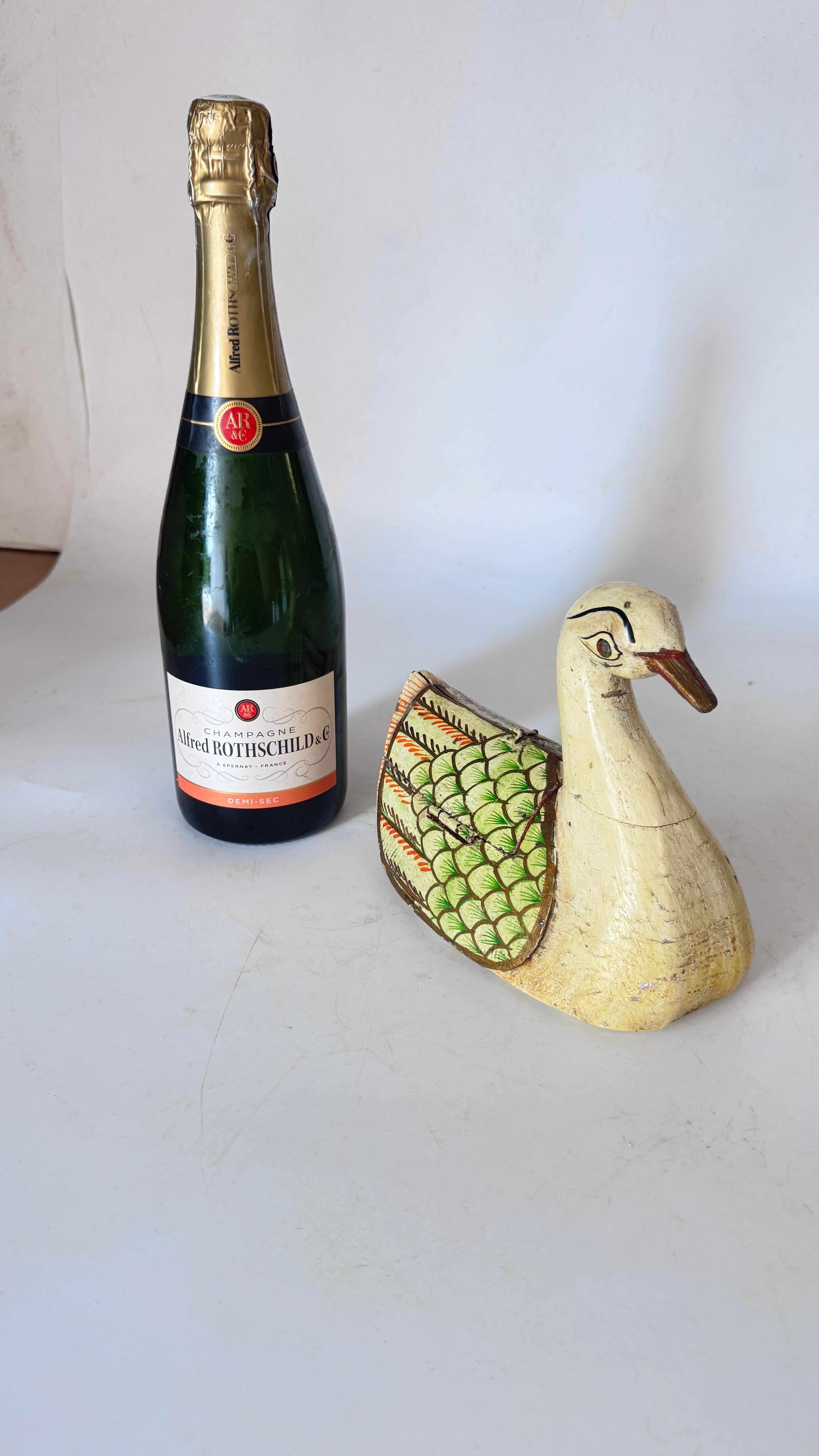 Handbemalte Holzkiste - Stilisierte Vogelform - Volkskunst aus Rajasthan, Indien - (Indisch) im Angebot