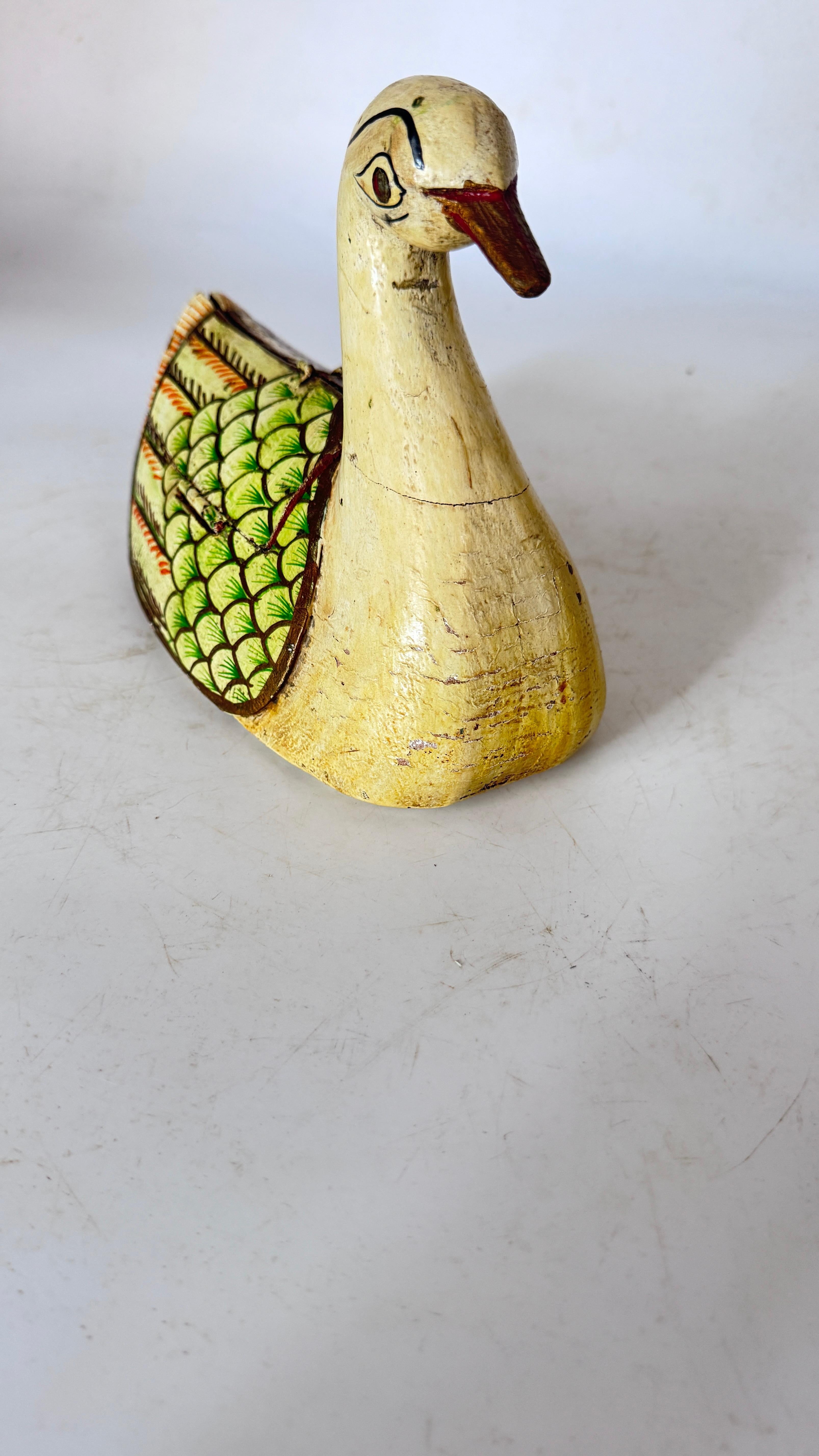 Handbemalte Holzkiste - Stilisierte Vogelform - Volkskunst aus Rajasthan, Indien - im Zustand „Gut“ im Angebot in Auribeau sur Siagne, FR