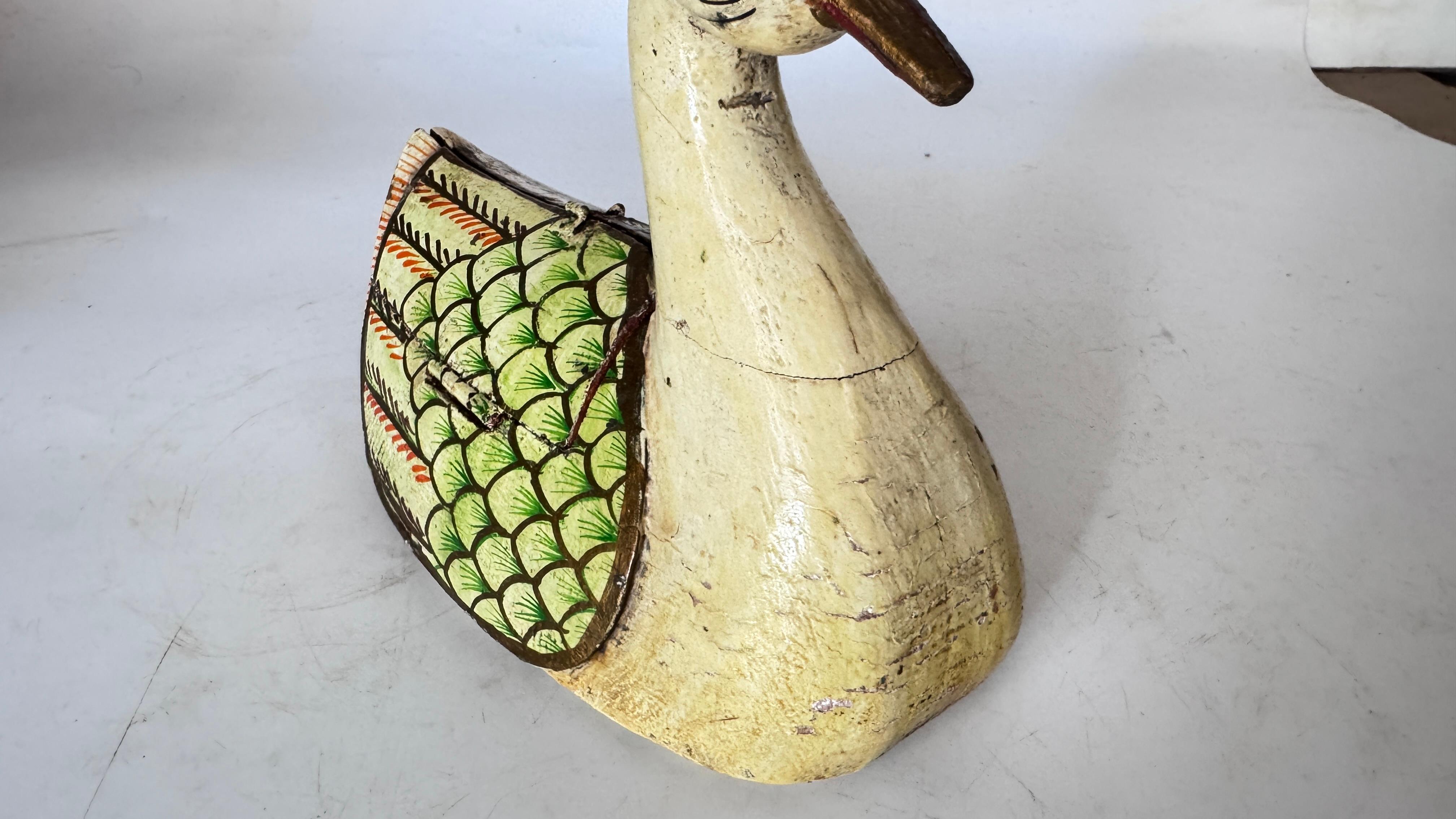 Handbemalte Holzkiste - Stilisierte Vogelform - Volkskunst aus Rajasthan, Indien - (Ende des 20. Jahrhunderts) im Angebot