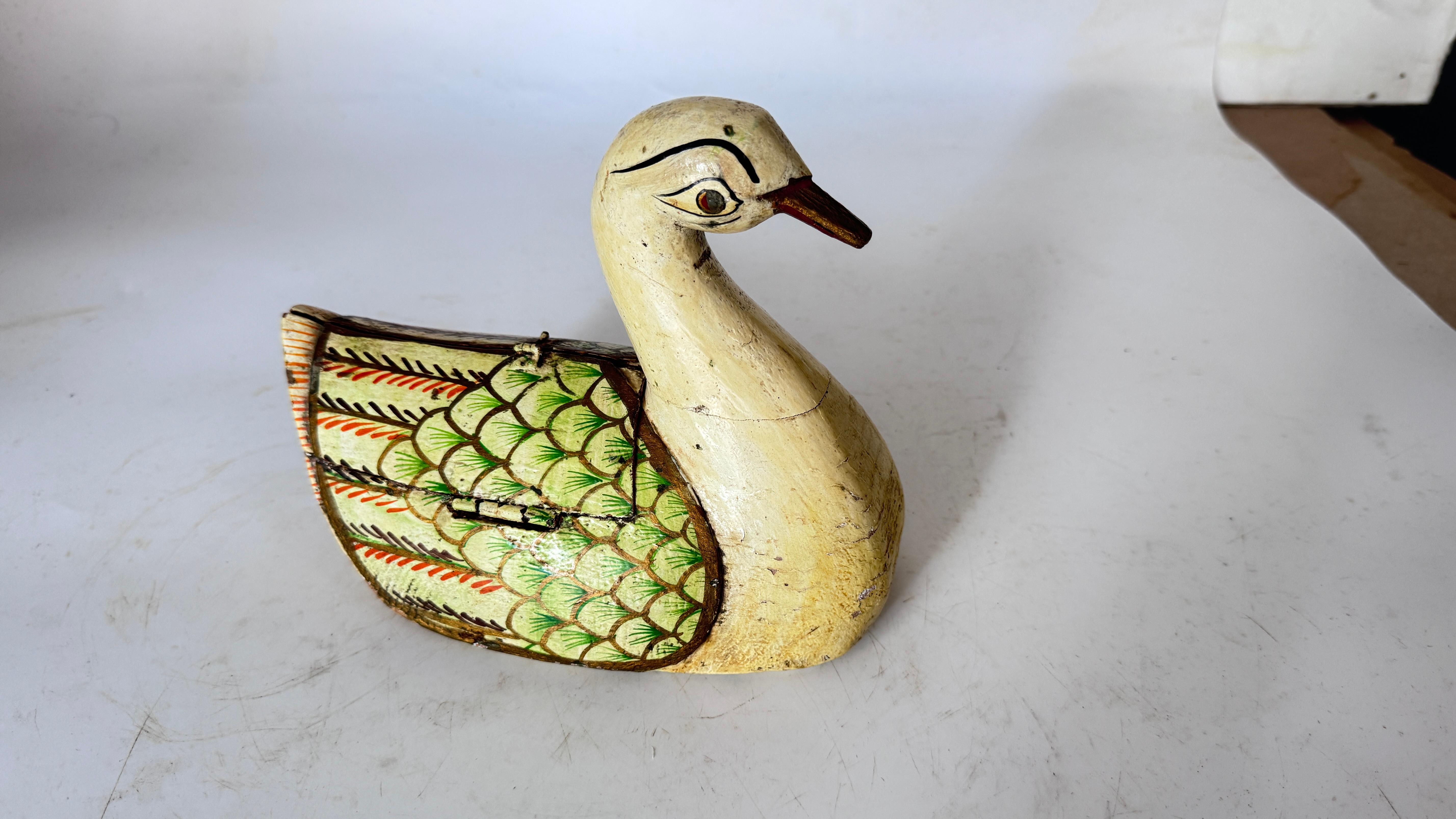 Handbemalte Holzkiste - Stilisierte Vogelform - Volkskunst aus Rajasthan, Indien - (Rattan) im Angebot