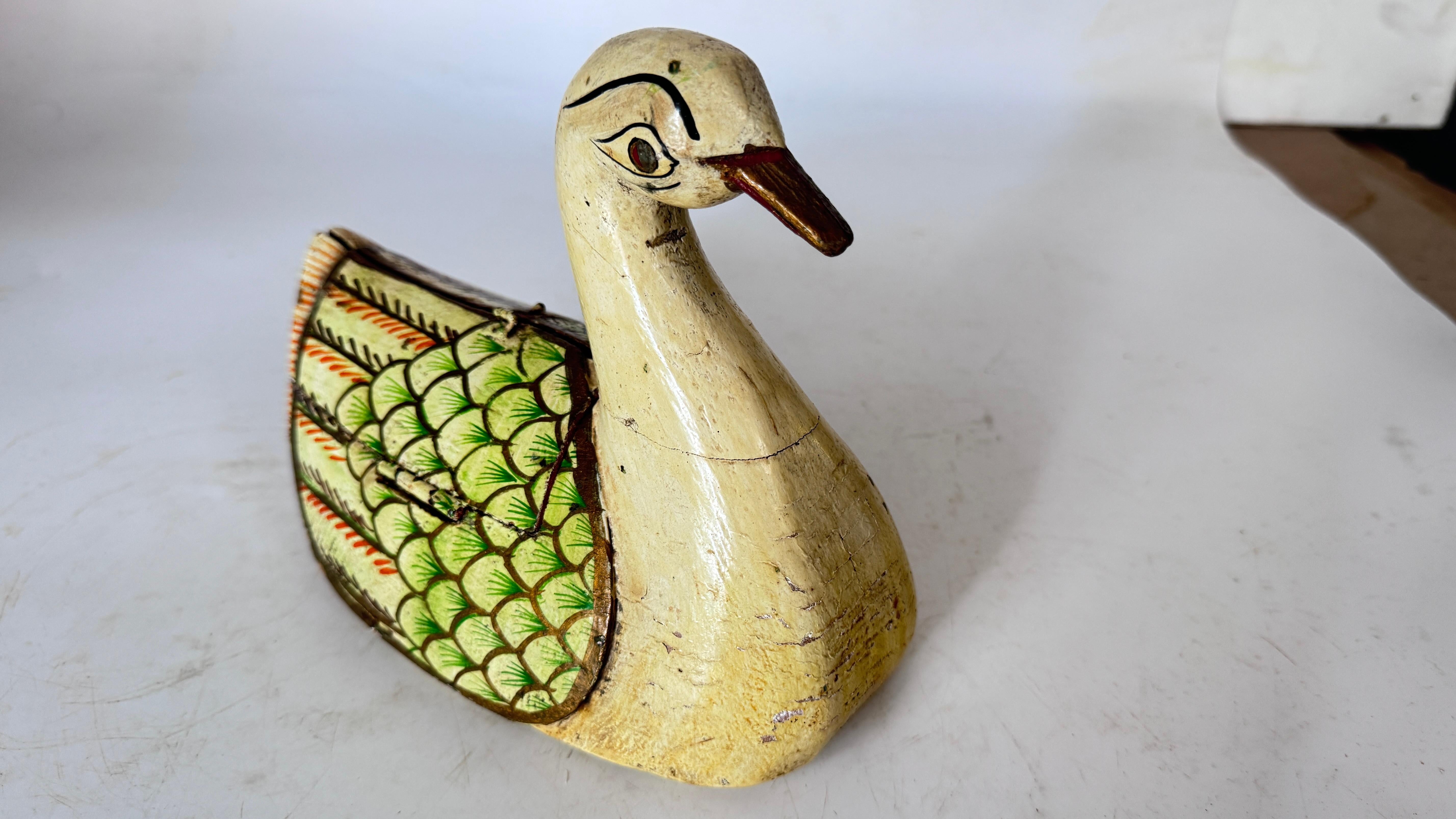 Handbemalte Holzkiste - Stilisierte Vogelform - Volkskunst aus Rajasthan, Indien - im Angebot 1