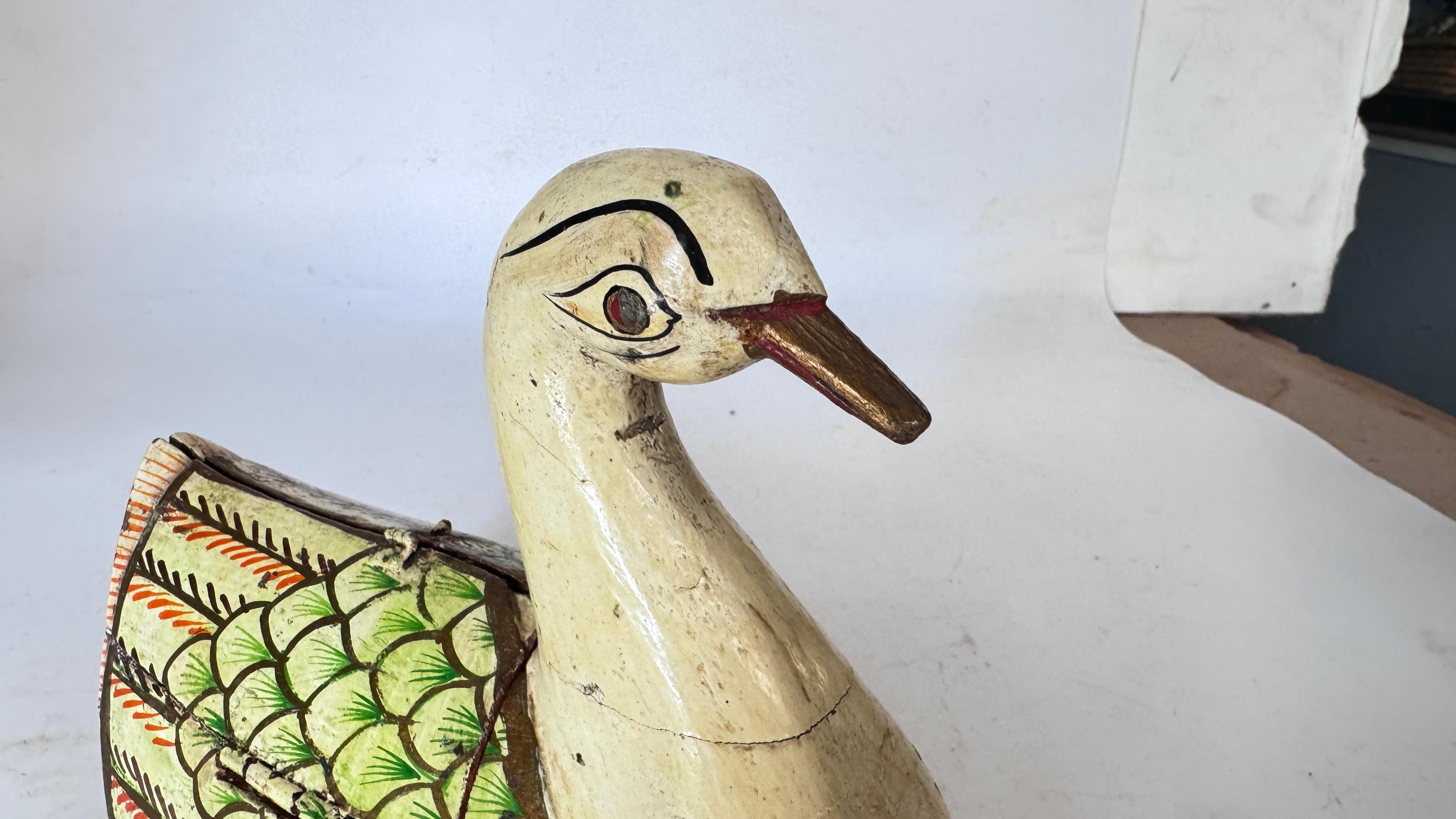 Handbemalte Holzkiste - Stilisierte Vogelform - Volkskunst aus Rajasthan, Indien - im Angebot 2