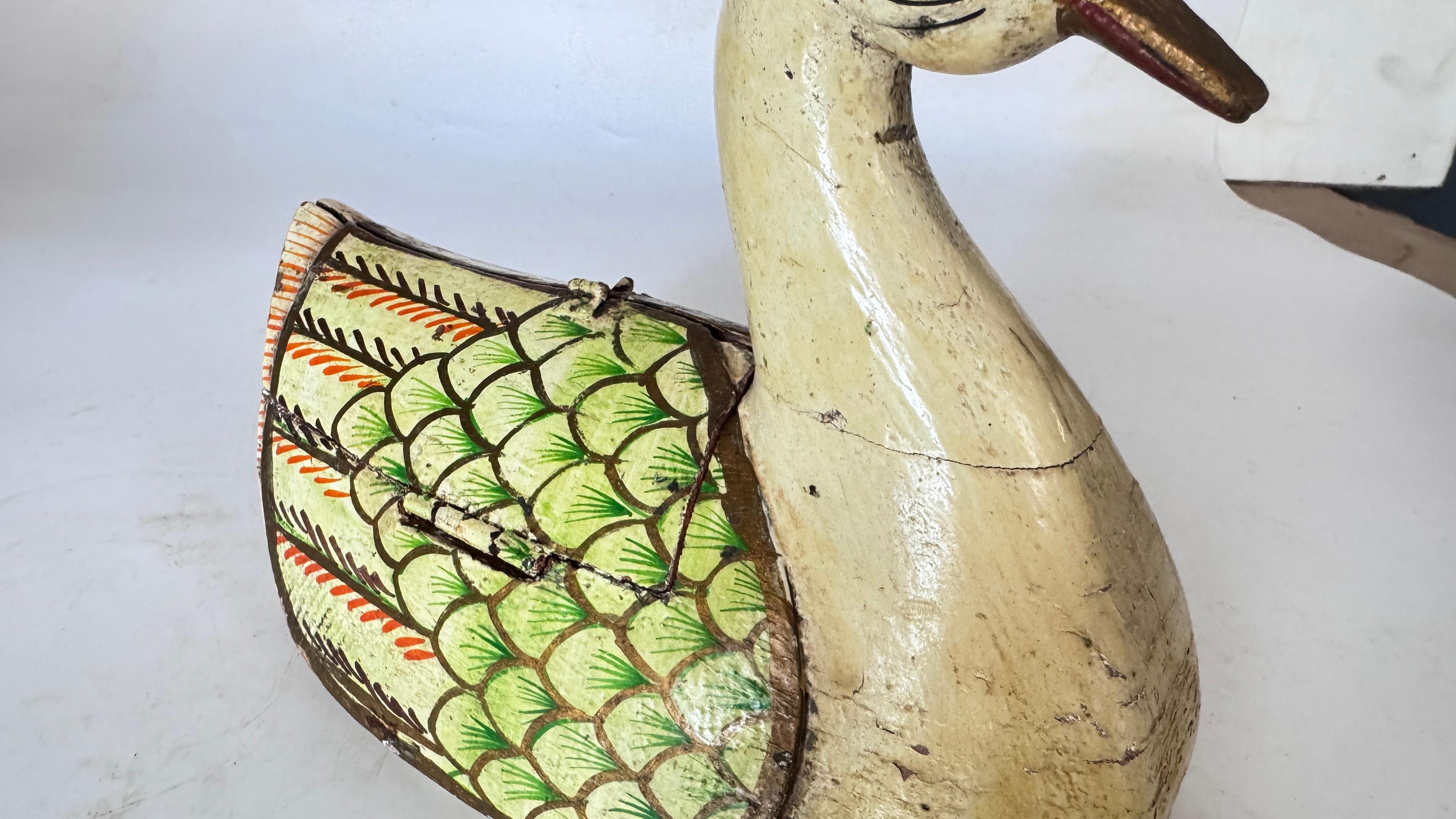 Handbemalte Holzkiste - Stilisierte Vogelform - Volkskunst aus Rajasthan, Indien - im Angebot 3