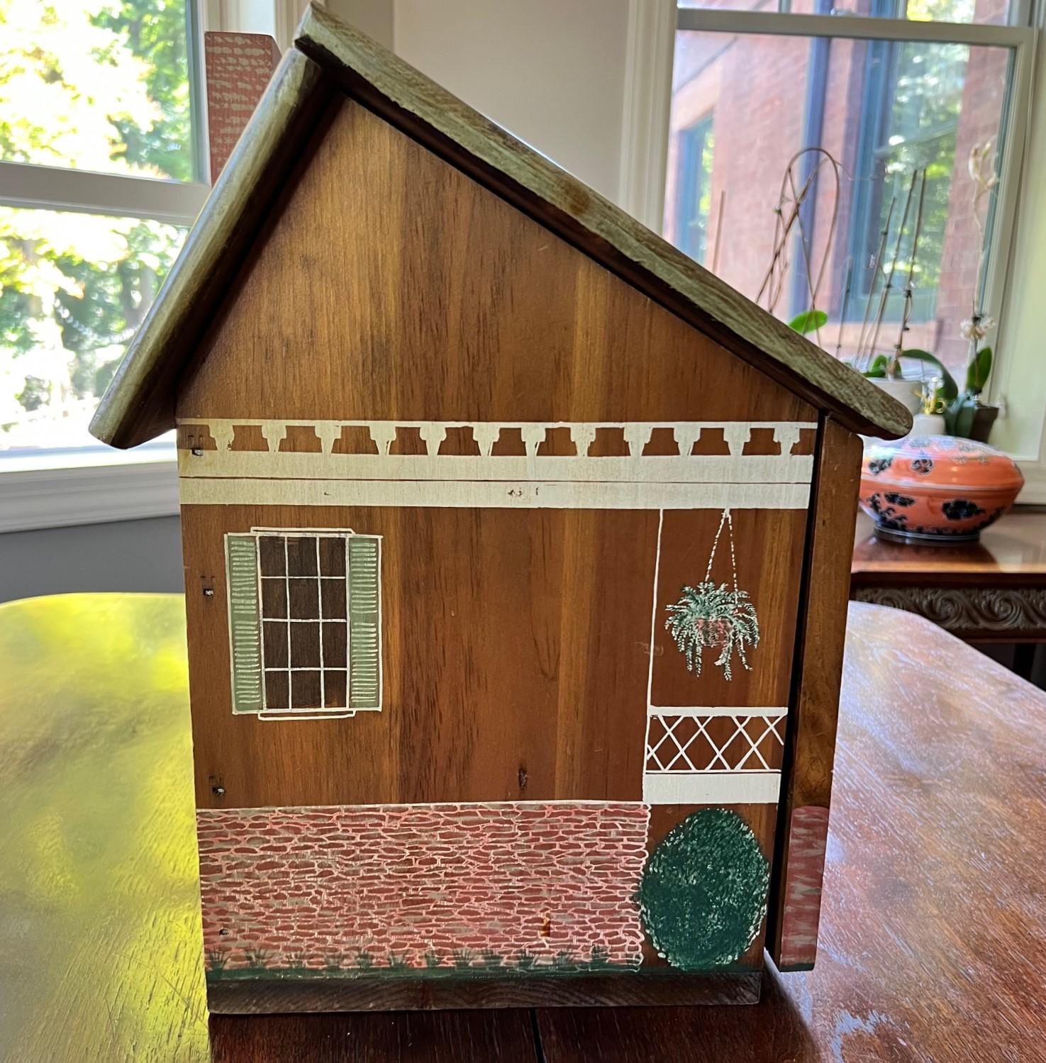 Handbemaltes Holzhaus mit Aufbewahrungsmöglichkeiten – im amerikanischen Volkskunststil im Angebot 1