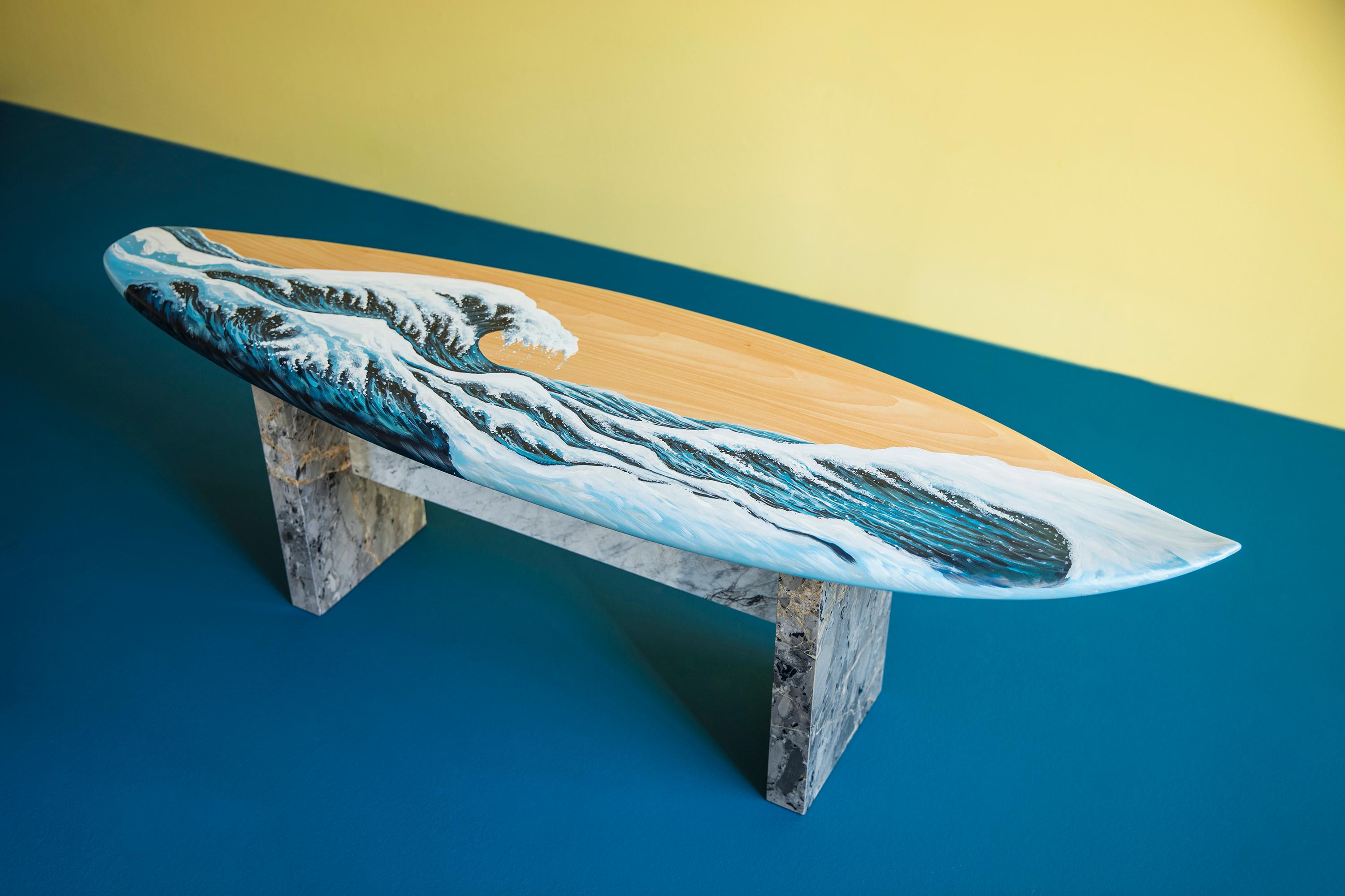 Handbemalte Motus-Surfbank aus Holz mit Marmorbeinen (Handgefertigt) im Angebot