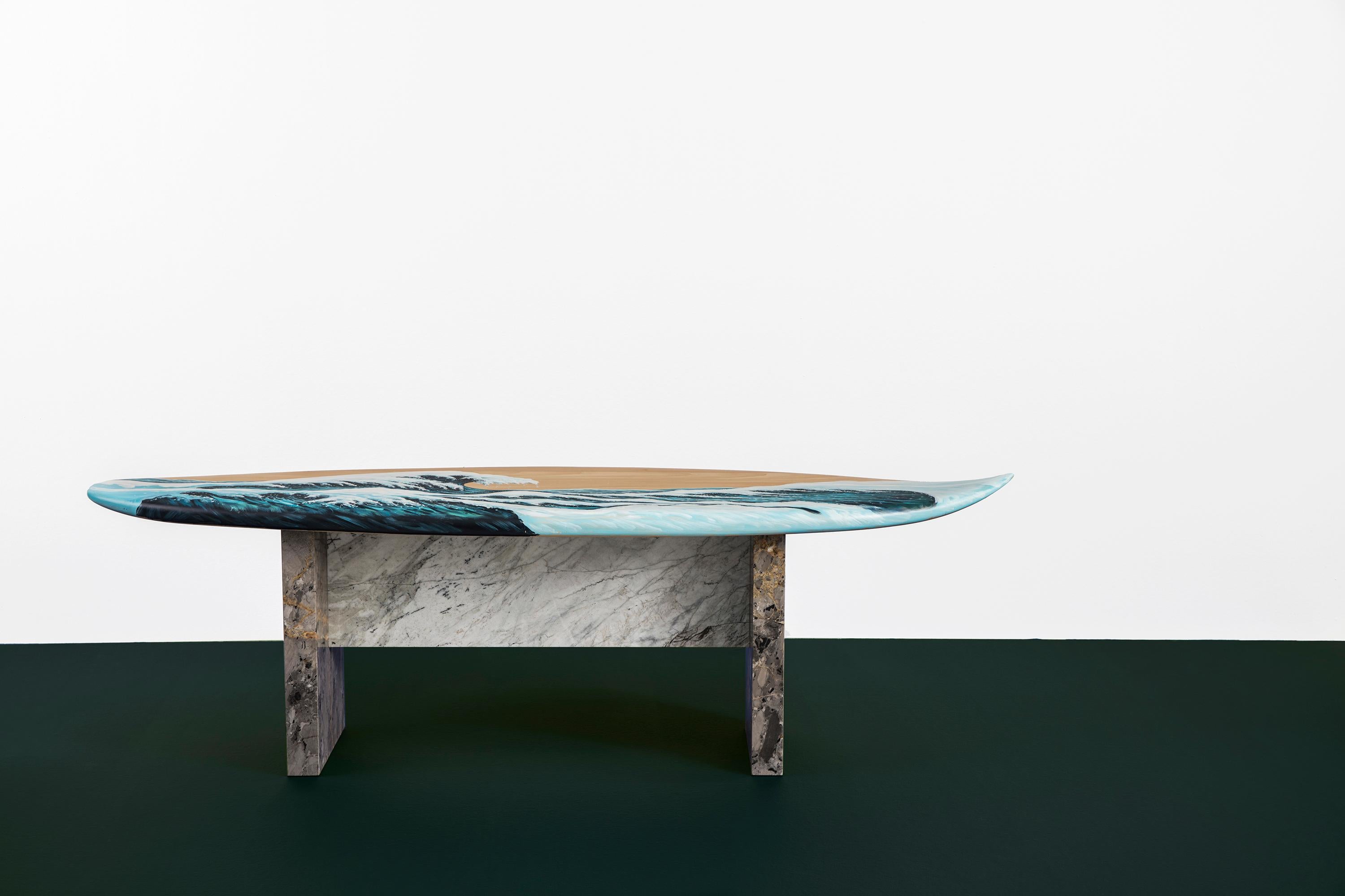 XXIe siècle et contemporain Banc de surf Motus en bois peint à la main avec pieds en marbre en vente