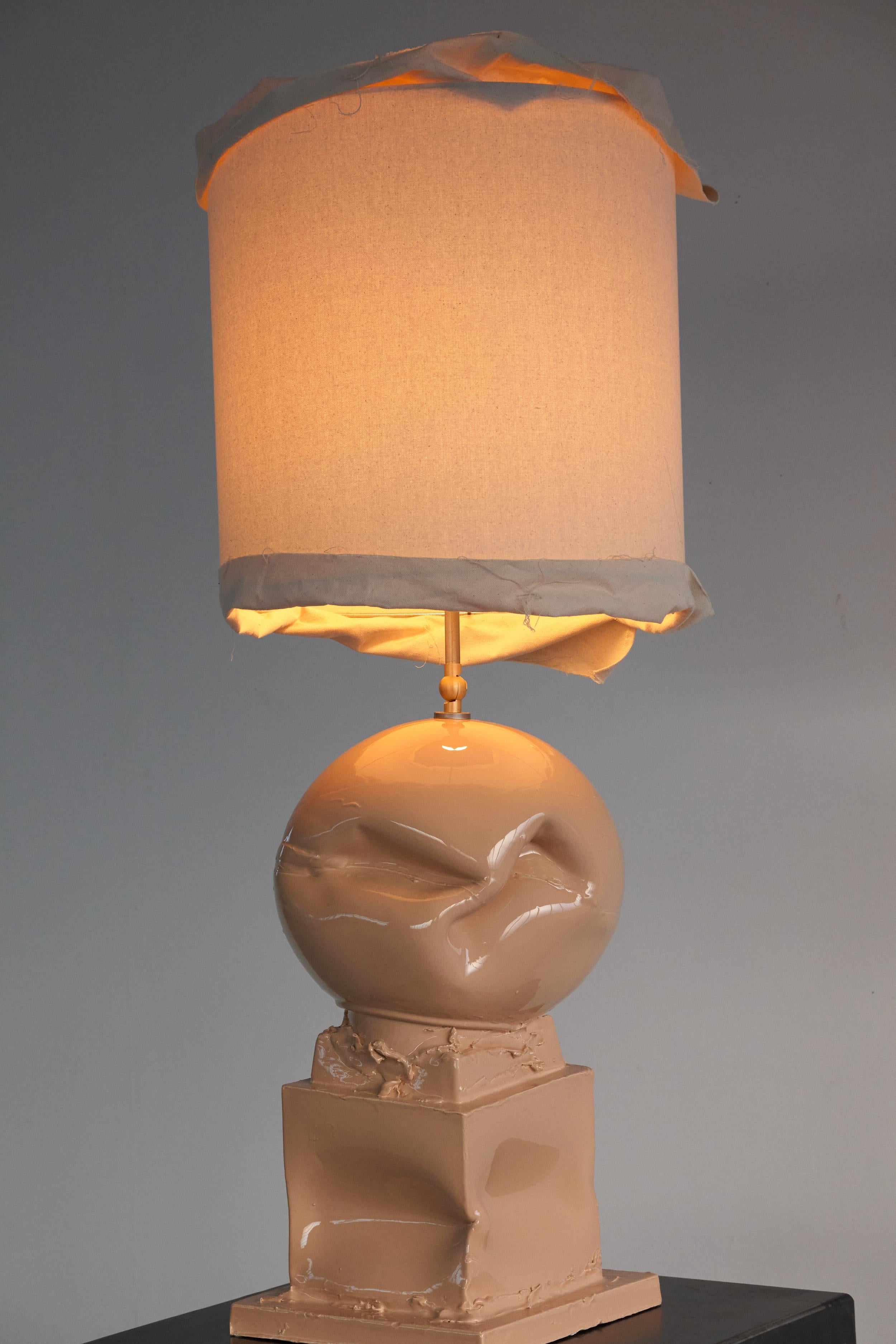 Lampe de table en céramique jaune peinte à la main avec des fleurs et un abat-jour peint Italie. en vente 3