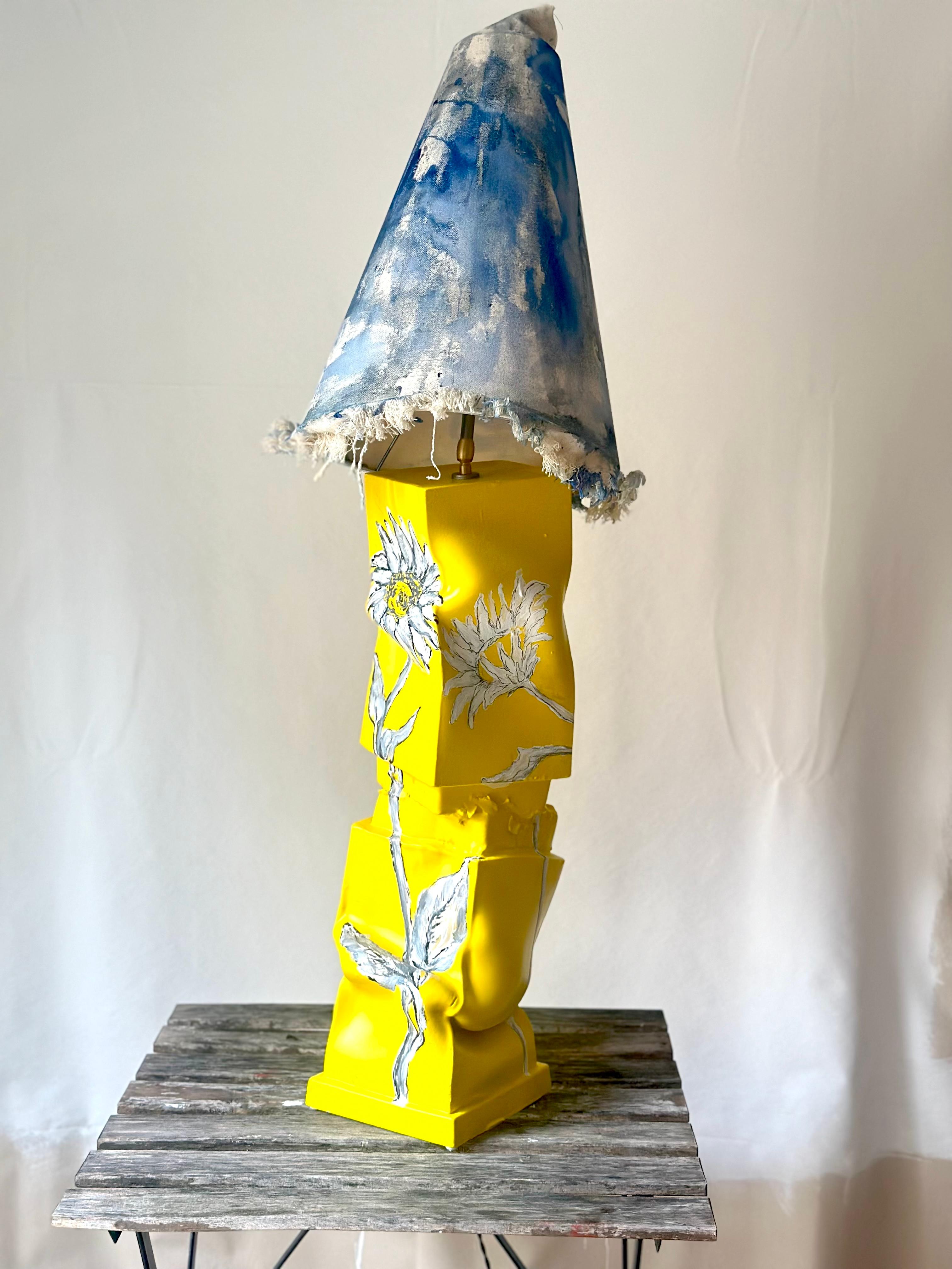 La lampe Brenta+Brenta est tout à fait unique, avec des tournesols peints à la main qui grimpent de la base dans des tons de blanc, de noir et de graphite. Il est associé à un abat-jour unique, fabriqué à la main, teinté individuellement à la main à