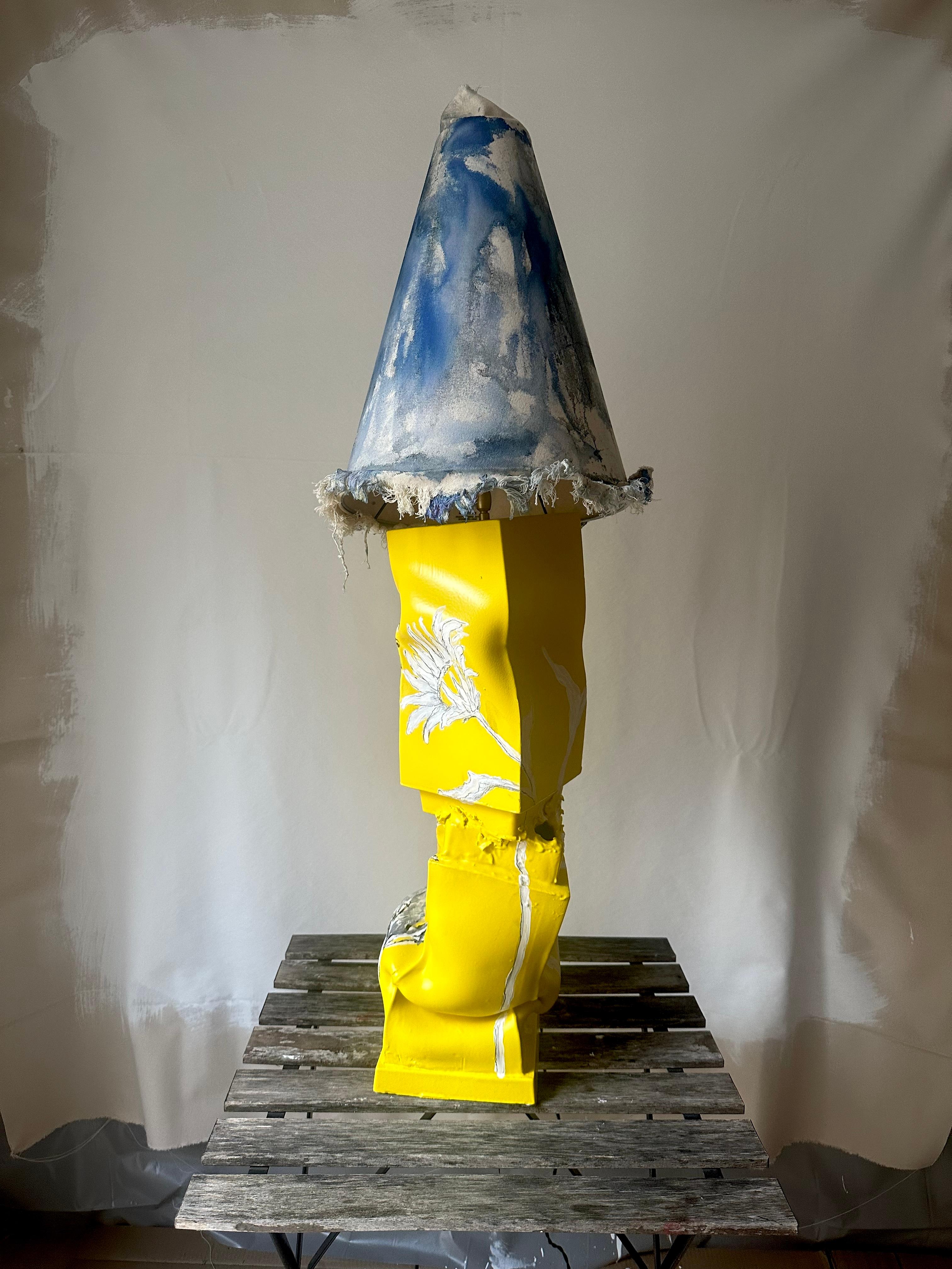 Moderne Lampe de table en céramique jaune peinte à la main avec des fleurs et un abat-jour peint Italie. en vente