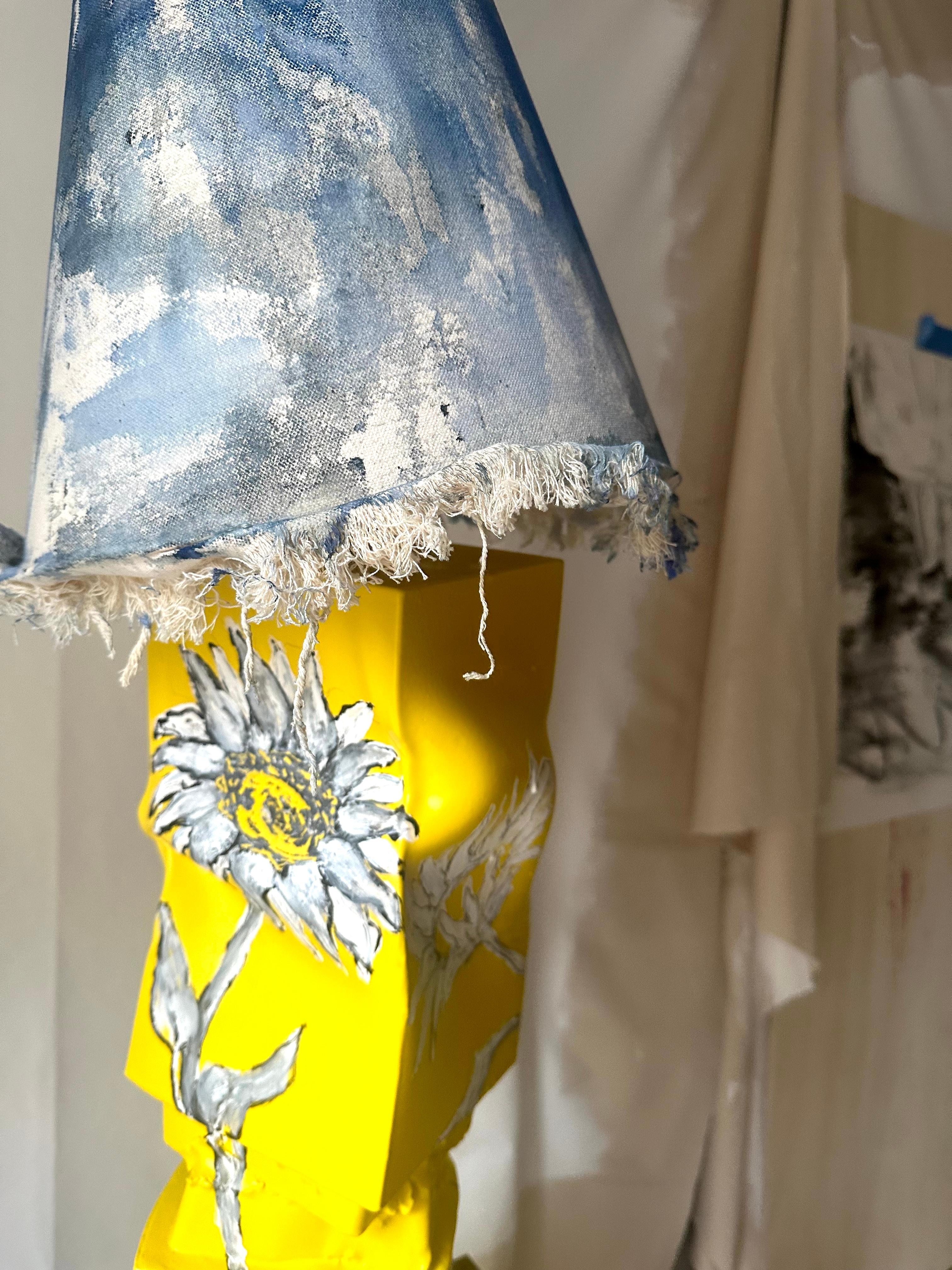 italien Lampe de table en céramique jaune peinte à la main avec des fleurs et un abat-jour peint Italie. en vente