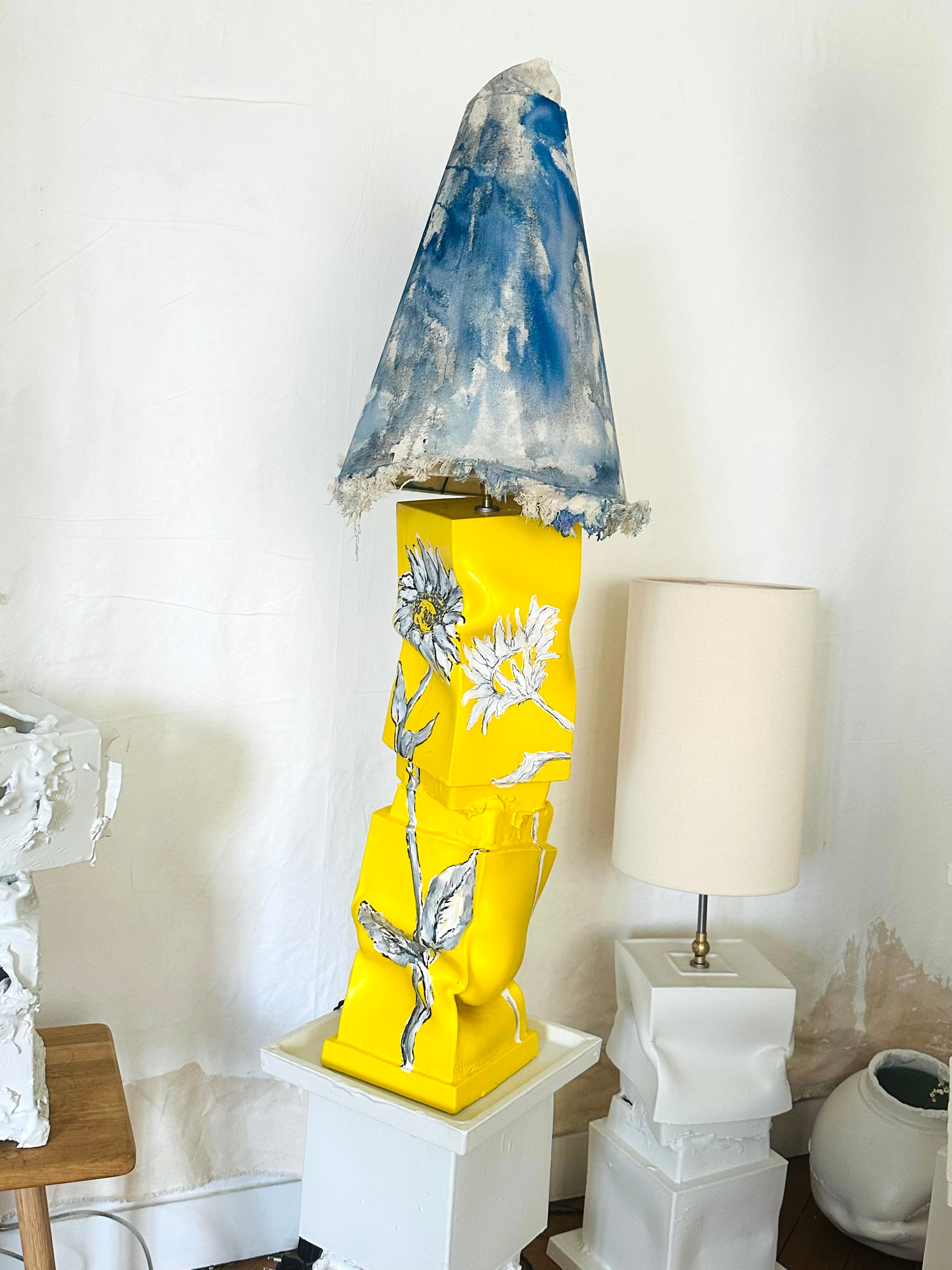 Sculpté à la main Lampe de table en céramique jaune peinte à la main avec des fleurs et un abat-jour peint Italie. en vente