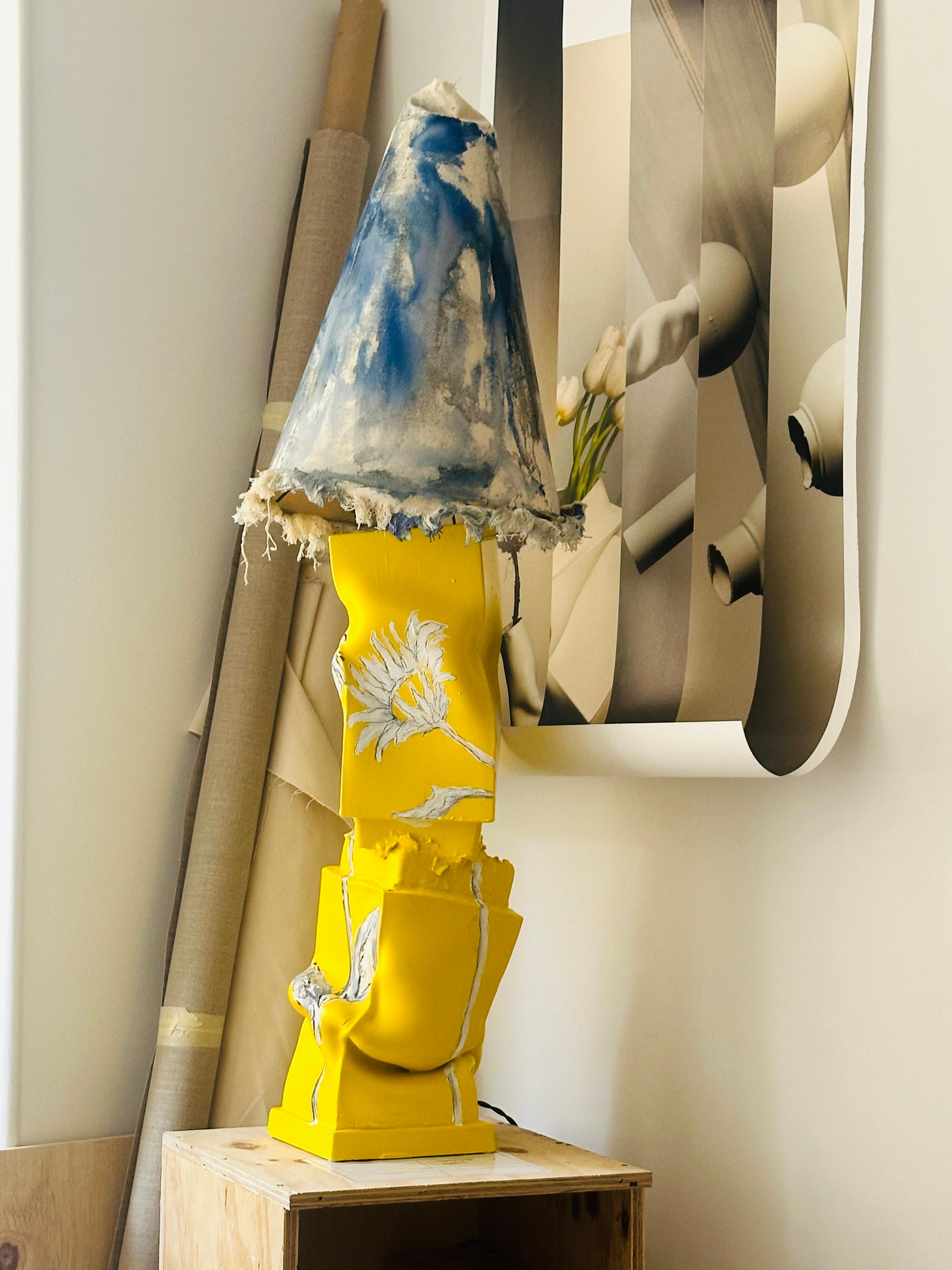 Lampe de table en céramique jaune peinte à la main avec des fleurs et un abat-jour peint Italie. Neuf - En vente à New York, NY